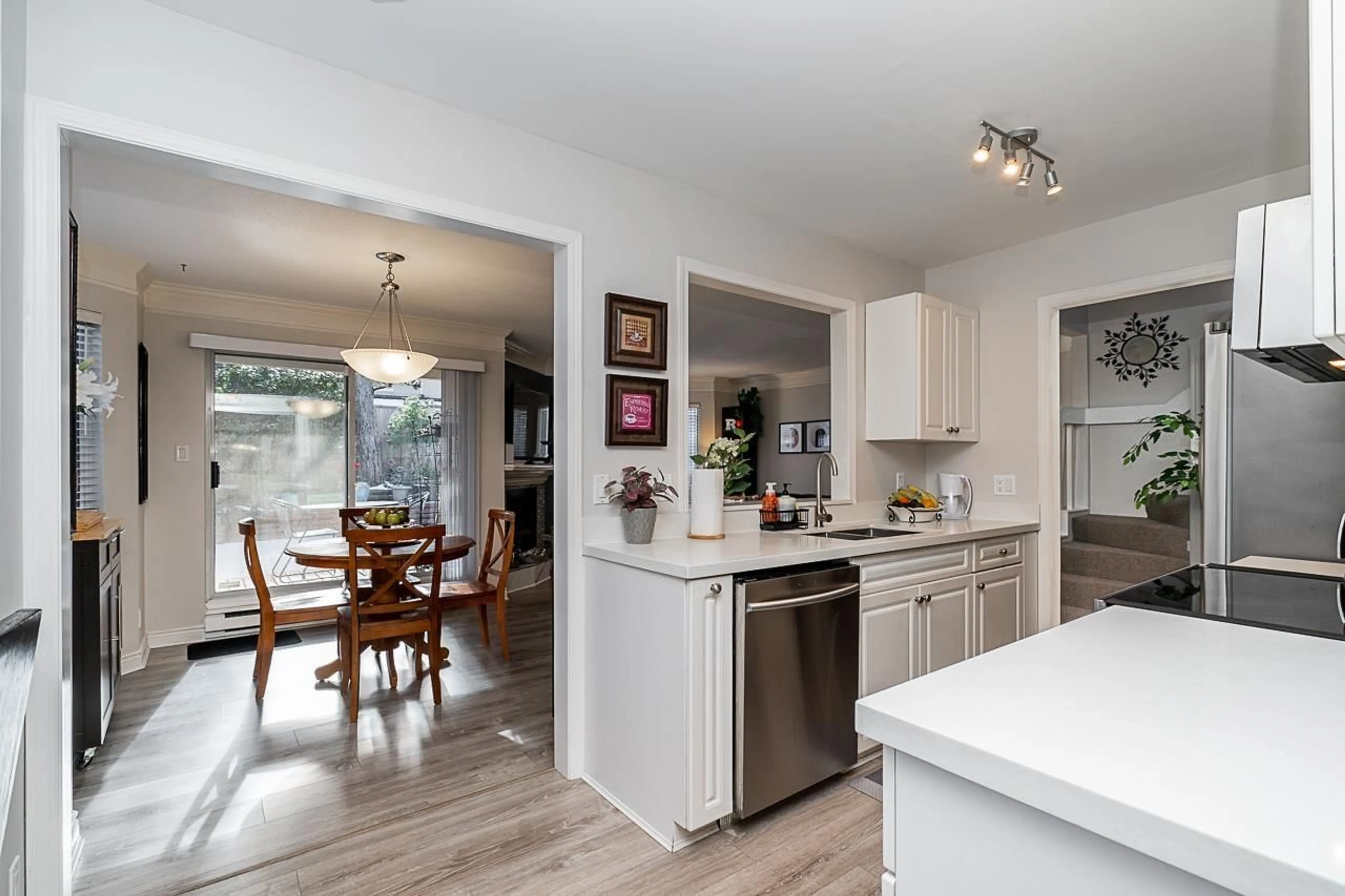 Open concept kitchen, ceramic/tile floor for 4 - 10080 154, Surrey British Columbia V3R4J6