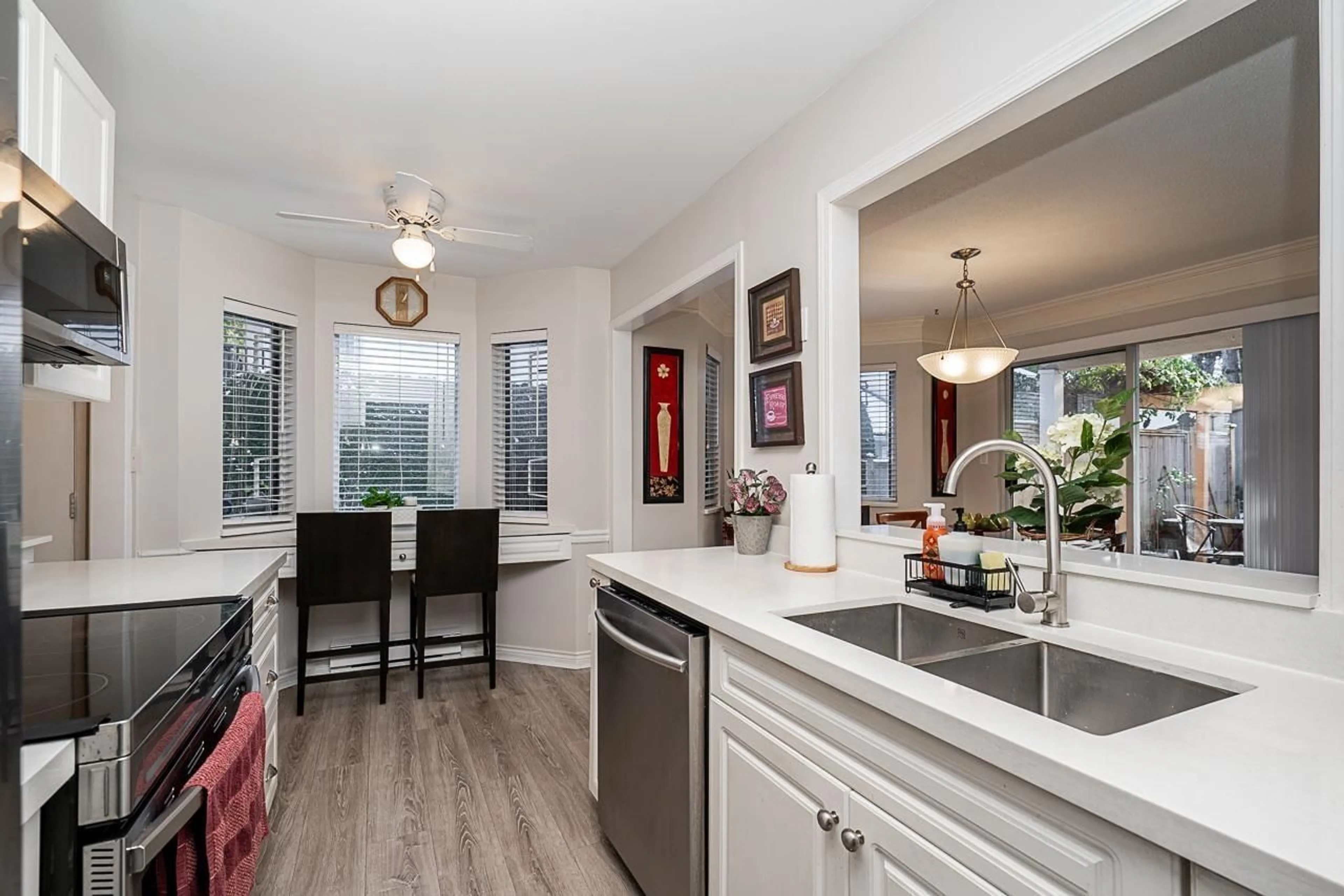 Open concept kitchen, unknown for 4 - 10080 154, Surrey British Columbia V3R4J6