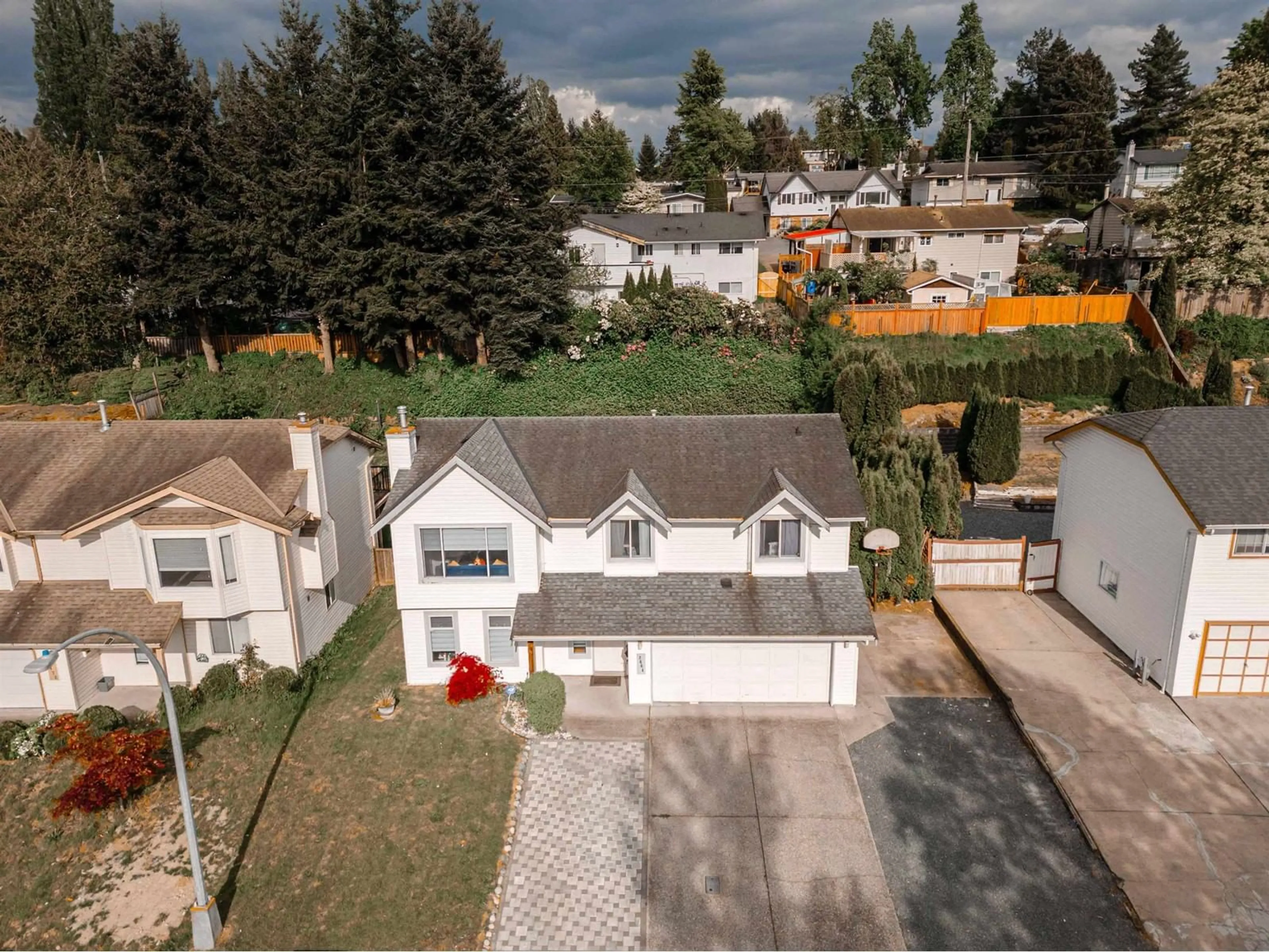 A pic from outside/outdoor area/front of a property/back of a property/a pic from drone, street for 2664 MITCHELL, Abbotsford British Columbia V2T5G6
