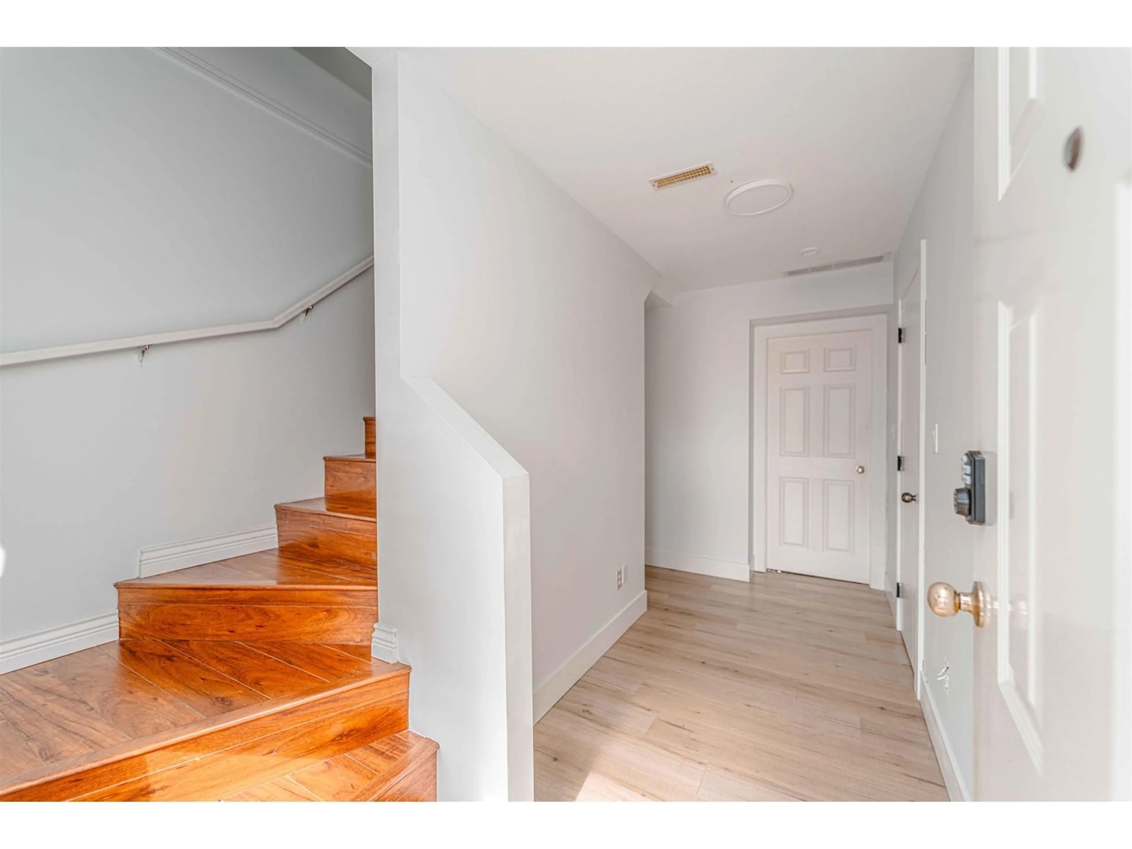 Indoor entryway for 2664 MITCHELL, Abbotsford British Columbia V2T5G6