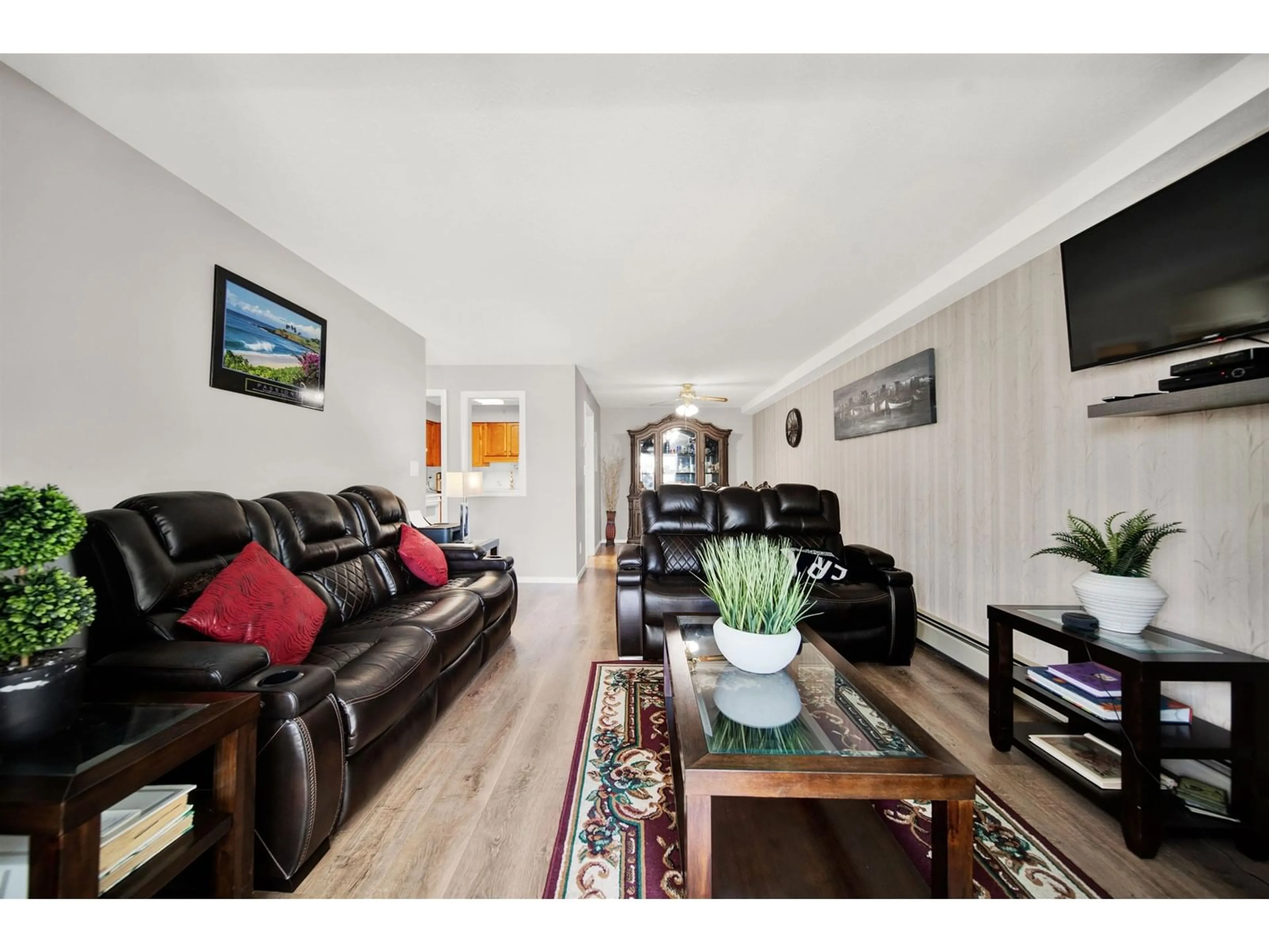 Living room with furniture, wood/laminate floor for 106 - 32070 PEARDONVILLE, Abbotsford British Columbia V2T6N9