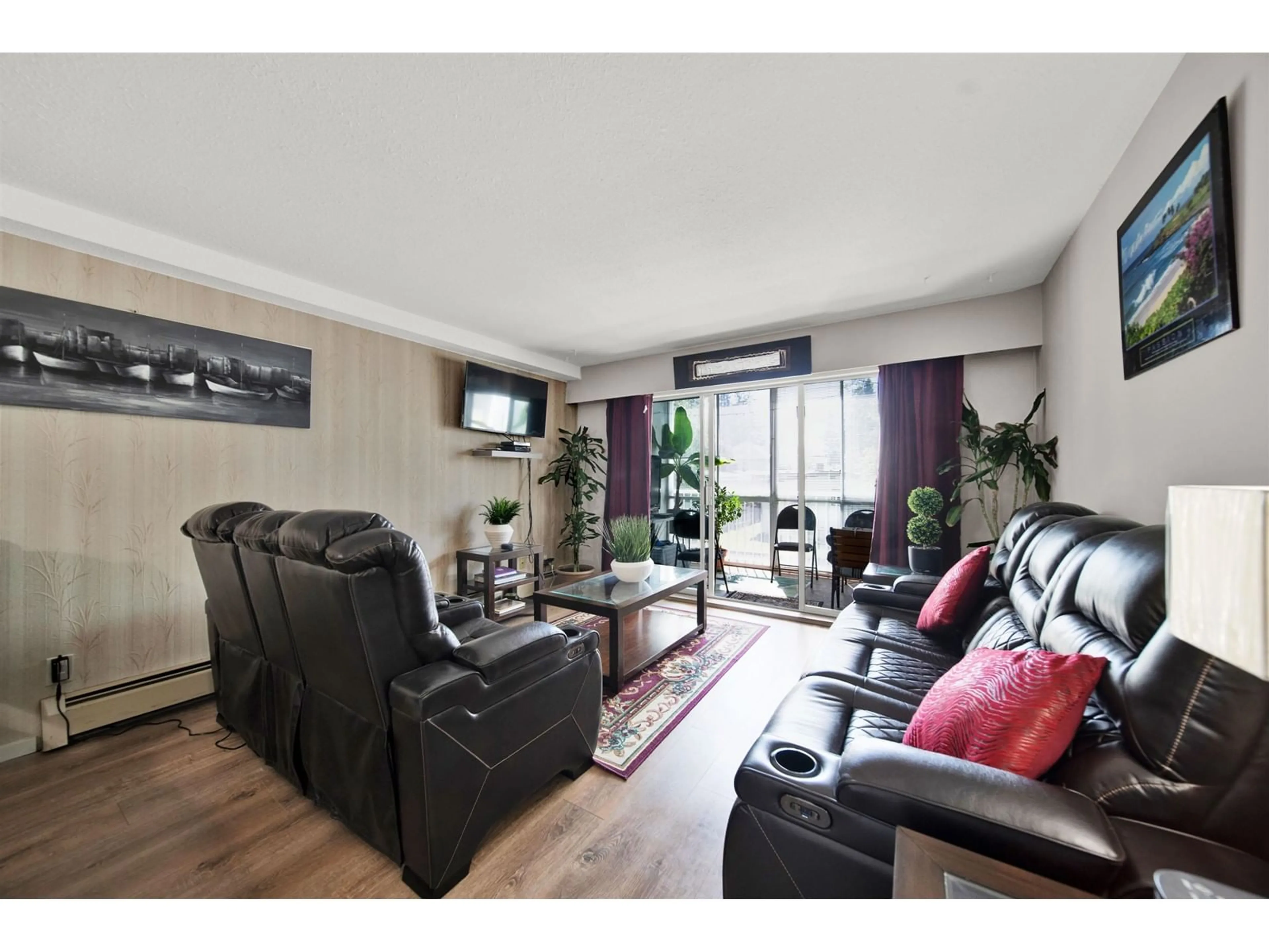 Living room with furniture, wood/laminate floor for 106 - 32070 PEARDONVILLE, Abbotsford British Columbia V2T6N9
