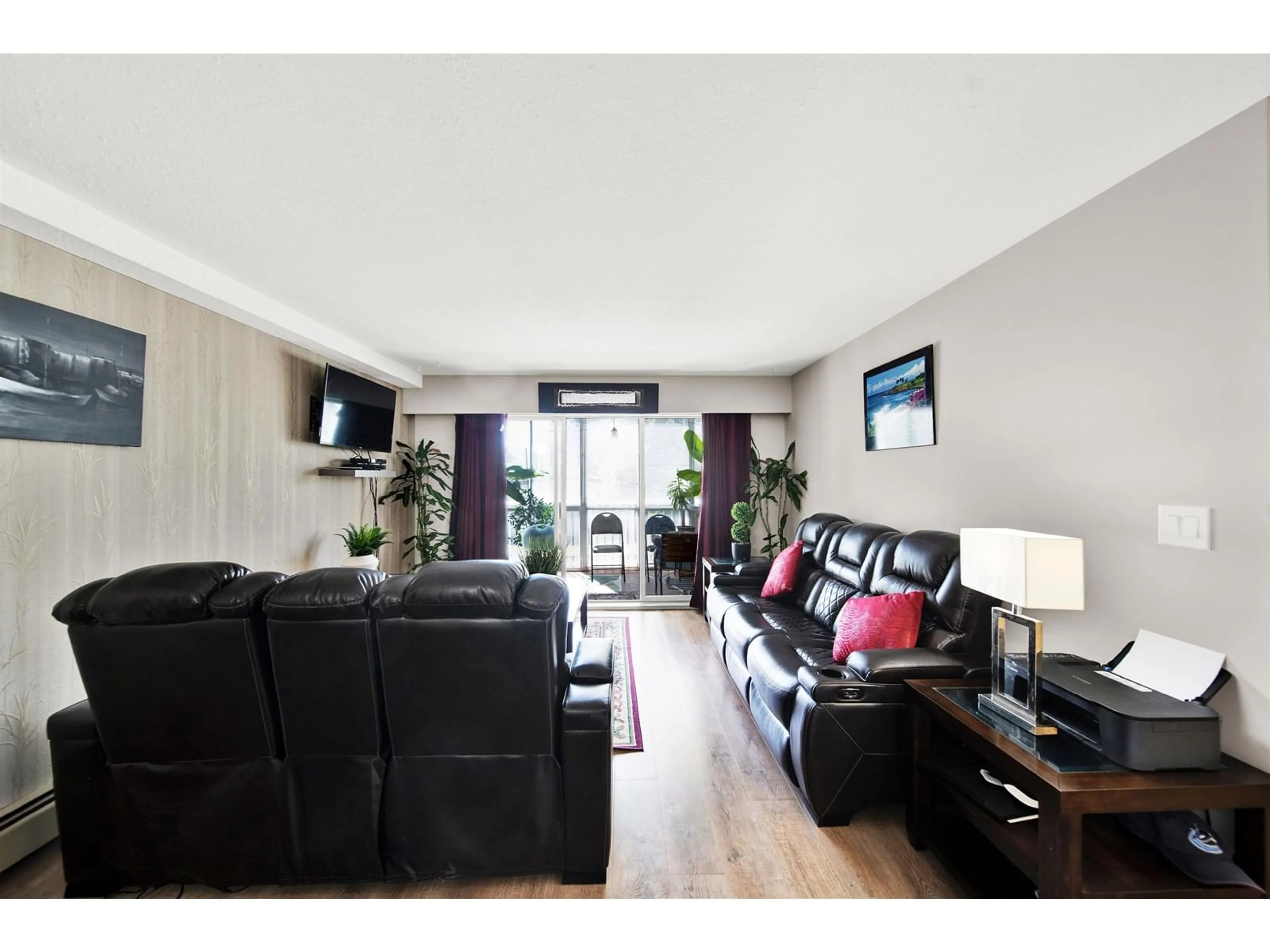 Living room with furniture, wood/laminate floor for 106 - 32070 PEARDONVILLE, Abbotsford British Columbia V2T6N9