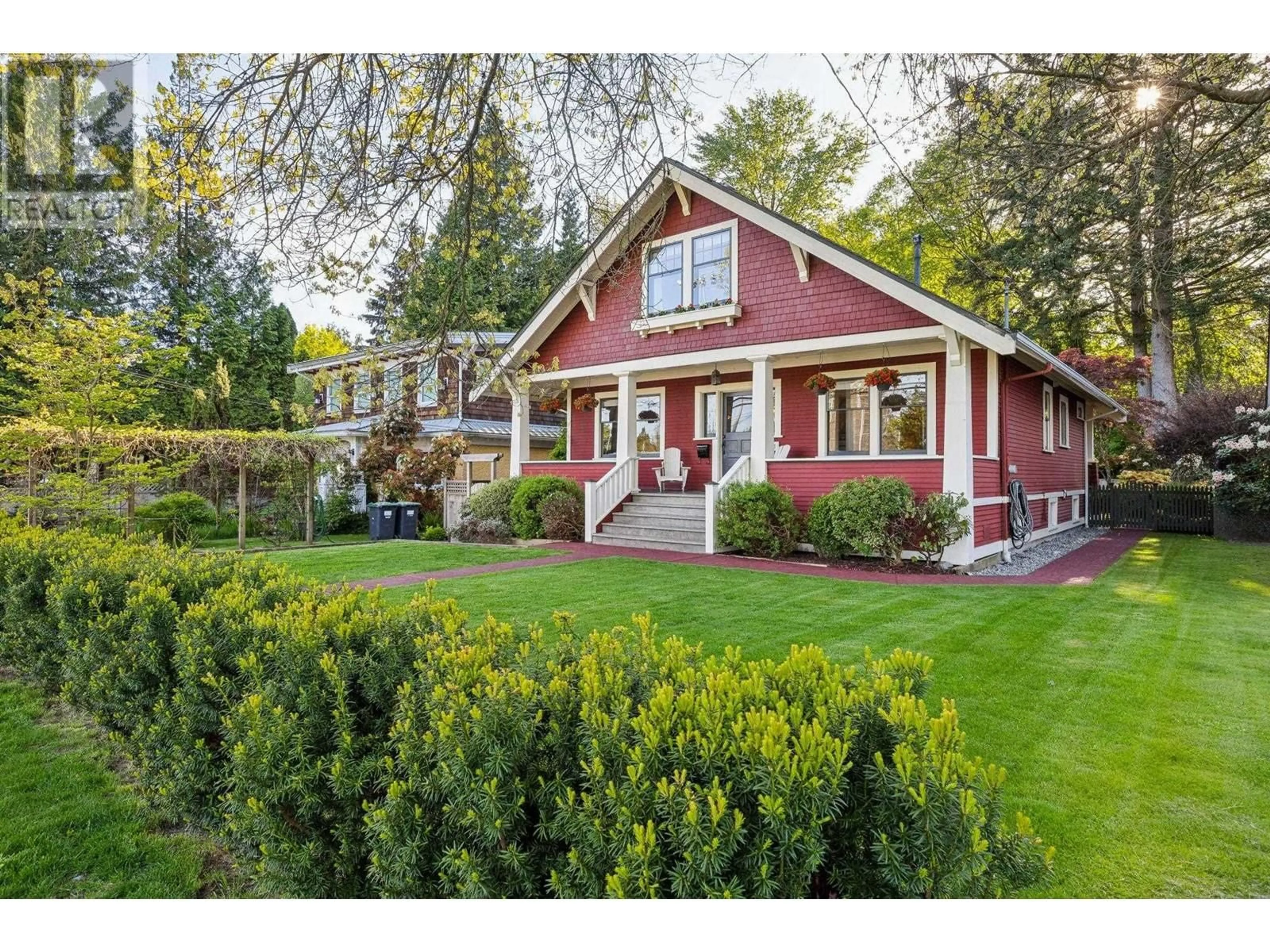 Home with vinyl exterior material, street for 3391 MOUNTAIN HIGHWAY, North Vancouver British Columbia V7K2H4