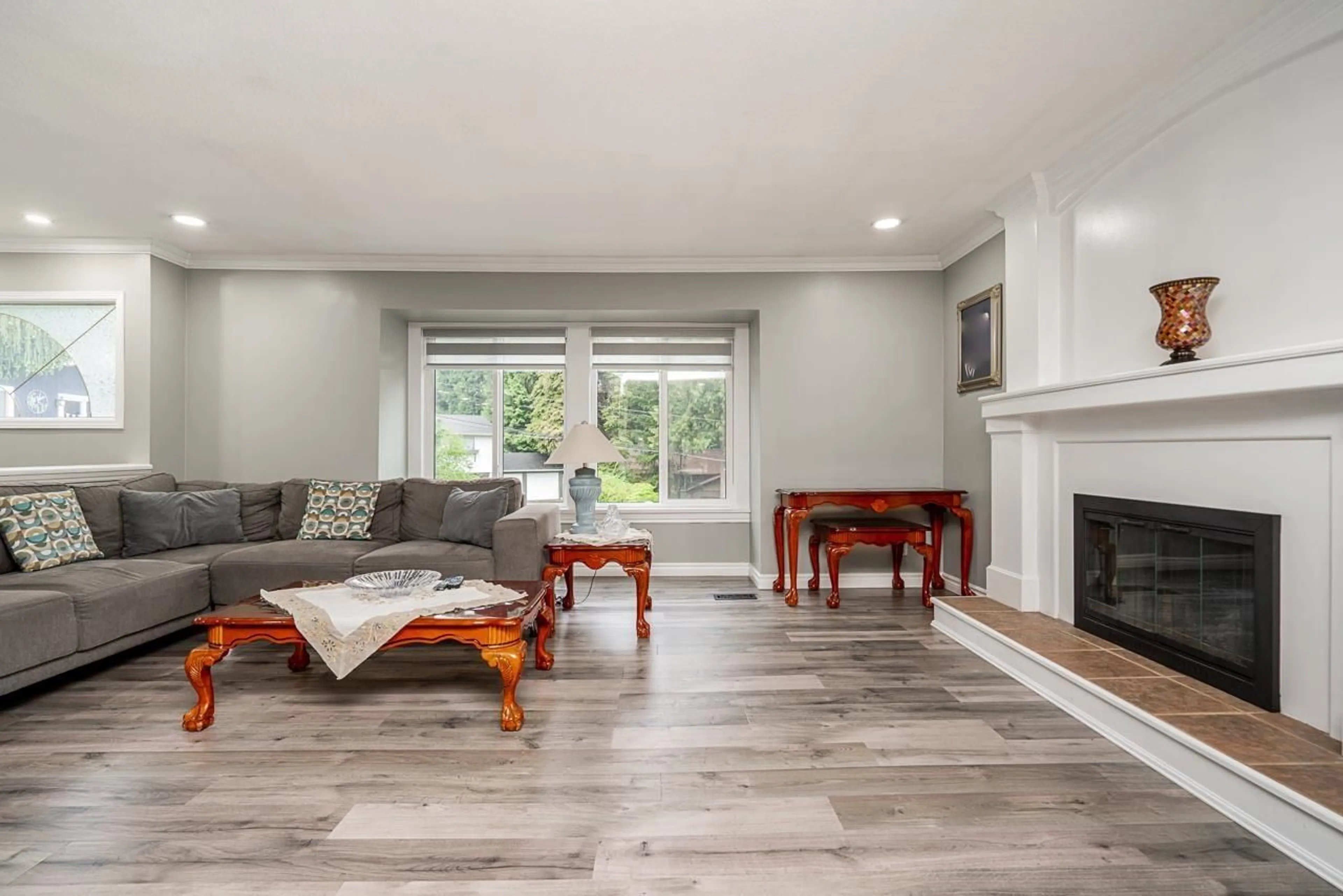 Living room with furniture, wood/laminate floor for 8604 SUNBURY, Delta British Columbia V4C3Y7