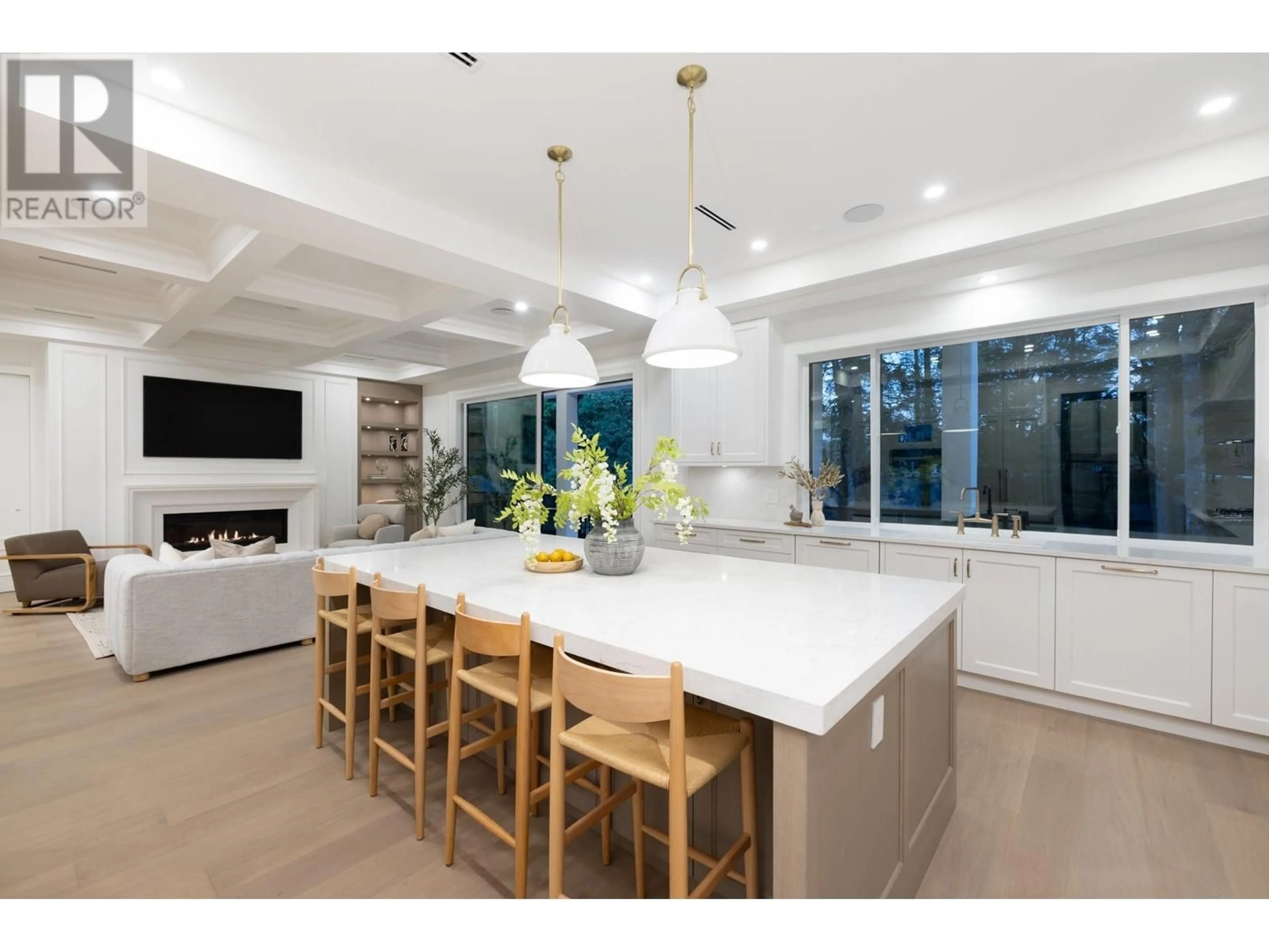 Open concept kitchen, ceramic/tile floor for 8316 GOVERNMENT ROAD, Burnaby British Columbia V5A2E3