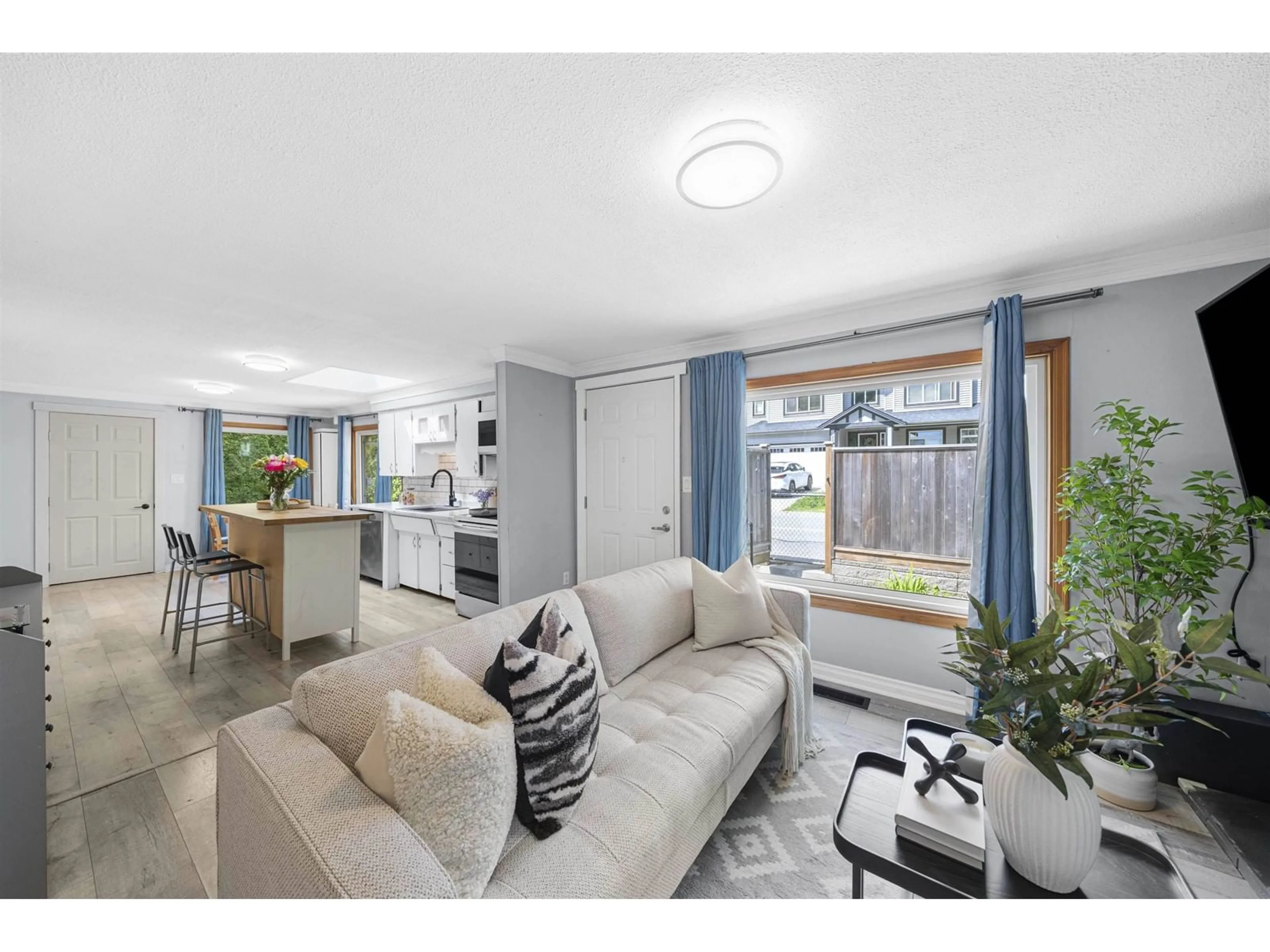 Living room with furniture, unknown for 32678 BEST, Mission British Columbia V2V2S6