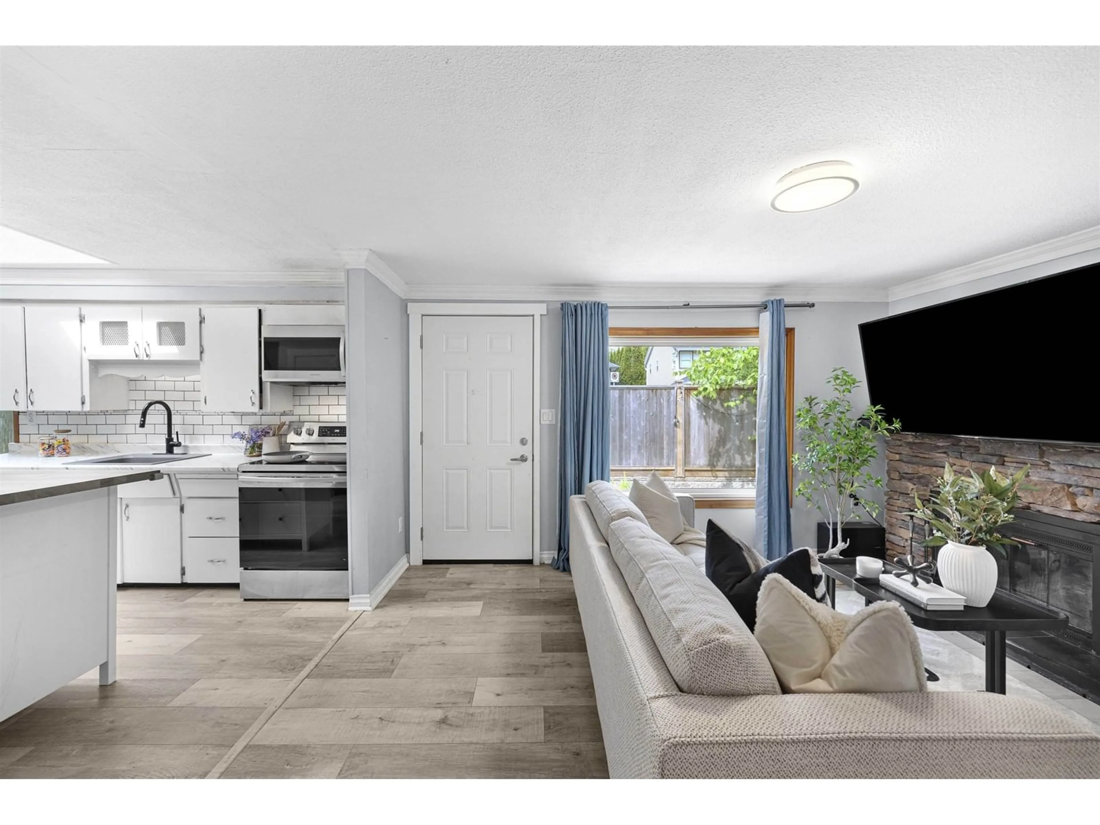 Open concept kitchen, ceramic/tile floor for 32678 BEST, Mission British Columbia V2V2S6