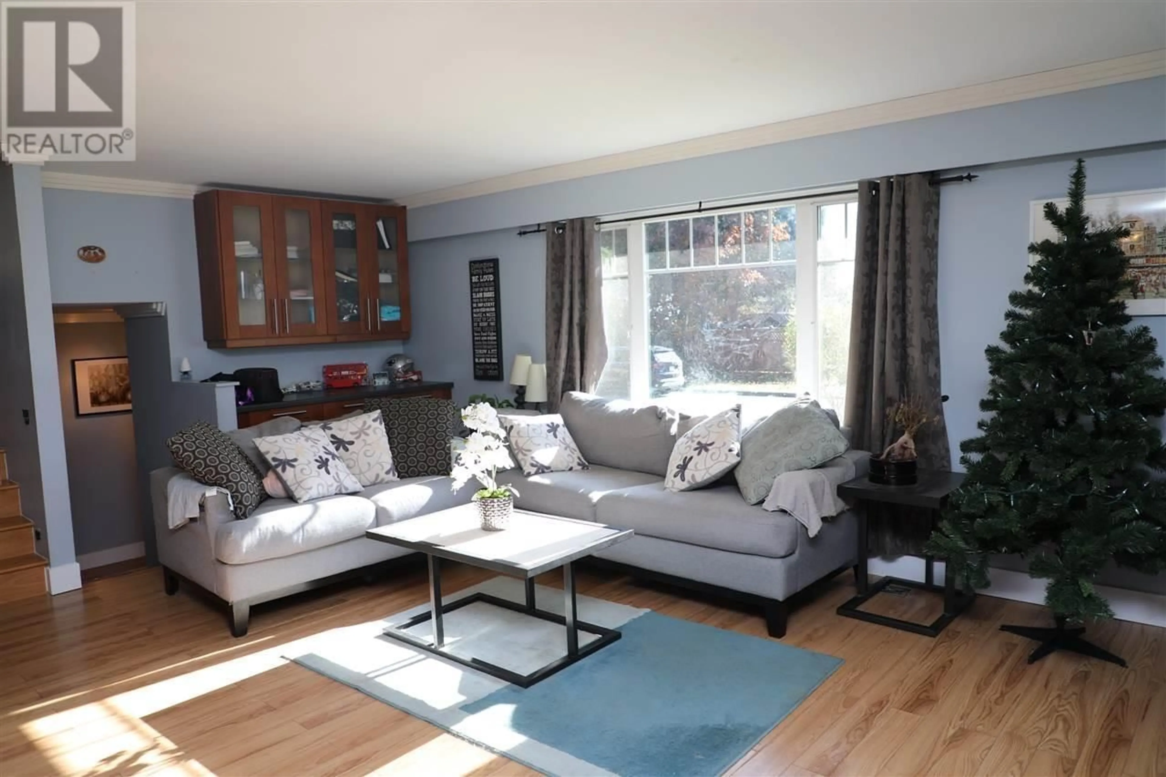 Living room with furniture, wood/laminate floor for 1857 WARWICK AVENUE, Port Coquitlam British Columbia V3C4P6