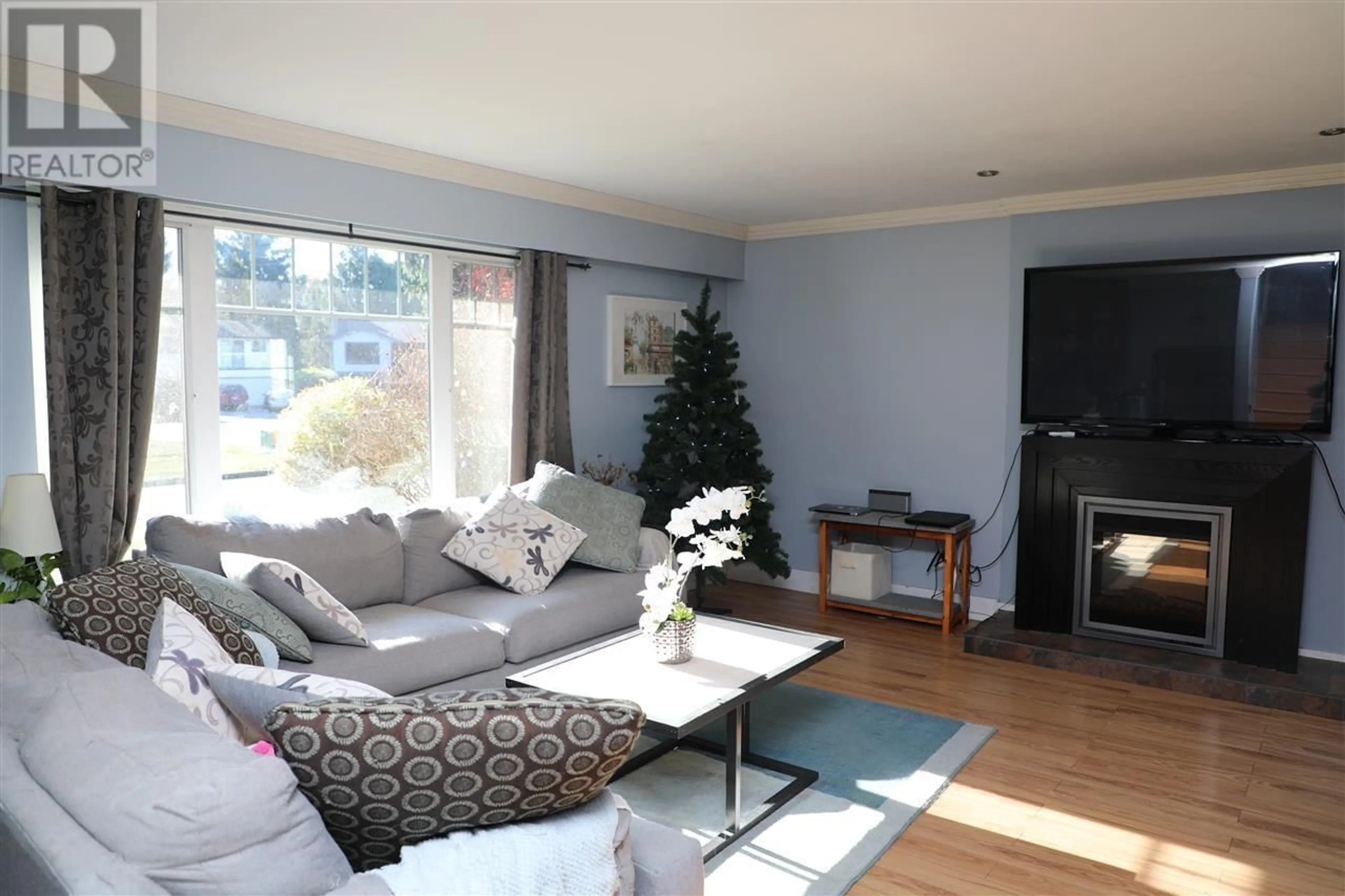 Living room with furniture, wood/laminate floor for 1857 WARWICK AVENUE, Port Coquitlam British Columbia V3C4P6