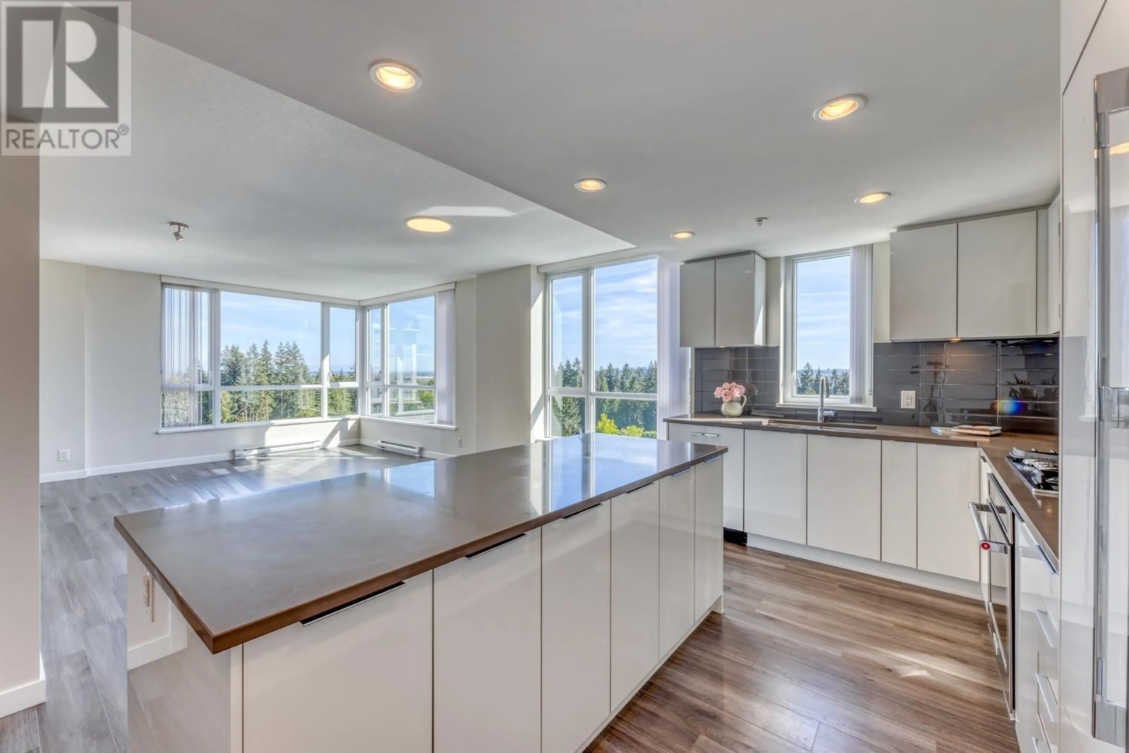 Open concept kitchen, ceramic/tile floor for 1103 - 3096 WINDSOR GATE, Coquitlam British Columbia V3B0P4