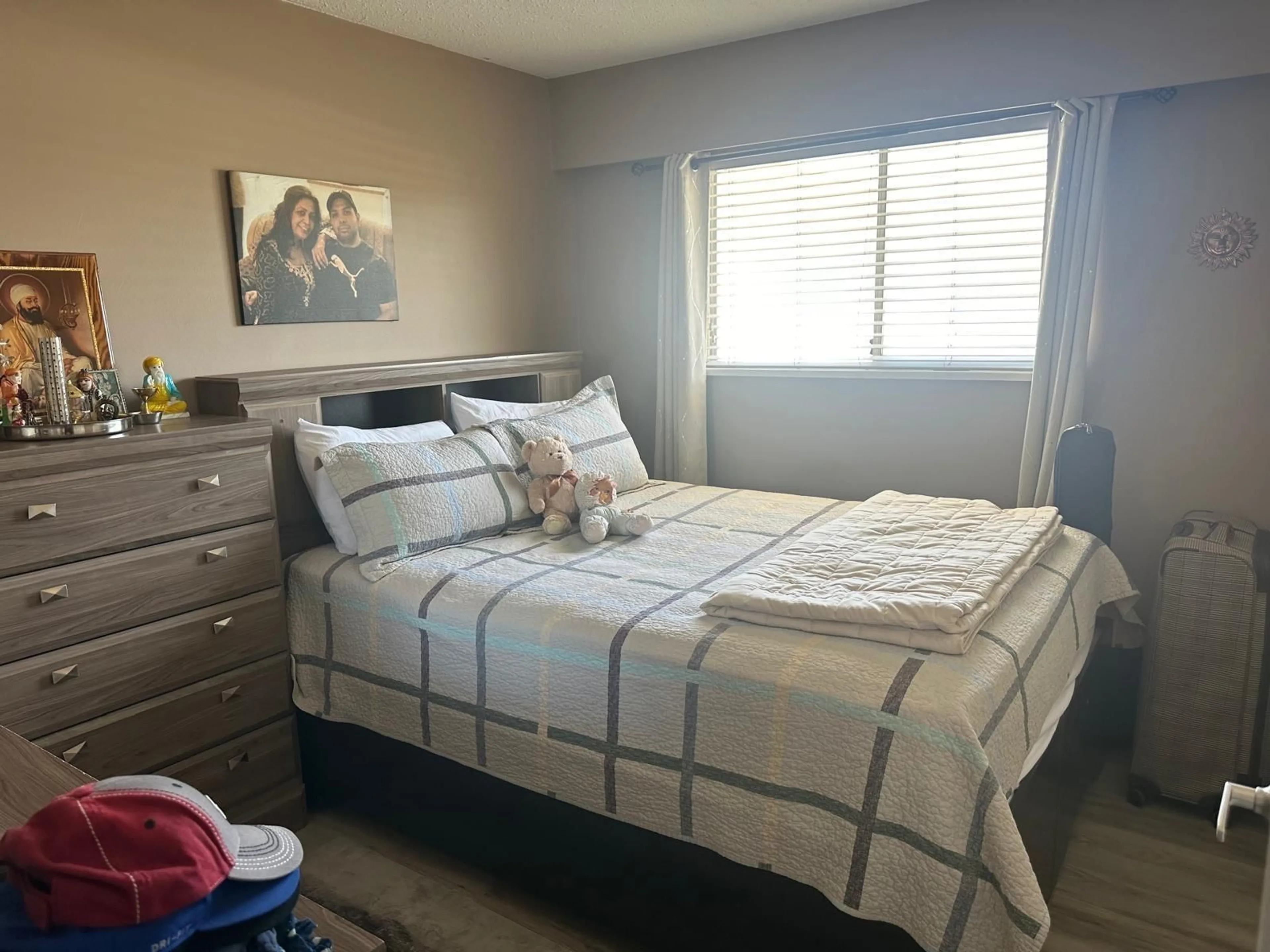 Bedroom with bed, wood/laminate floor for 13410 64, Surrey British Columbia V3W8V6