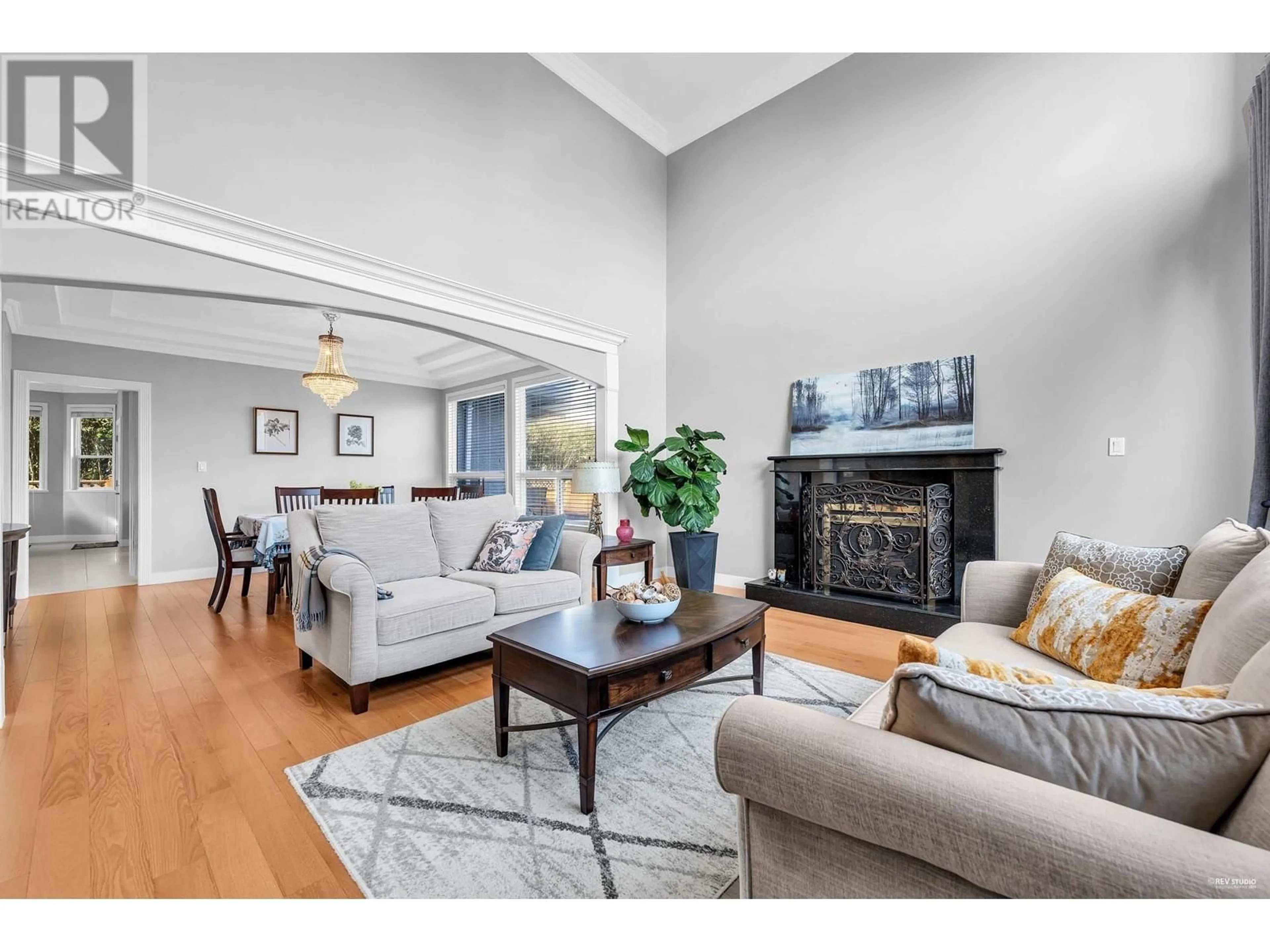 Living room with furniture, wood/laminate floor for 5531 LUDLOW ROAD, Richmond British Columbia V7C2Z5
