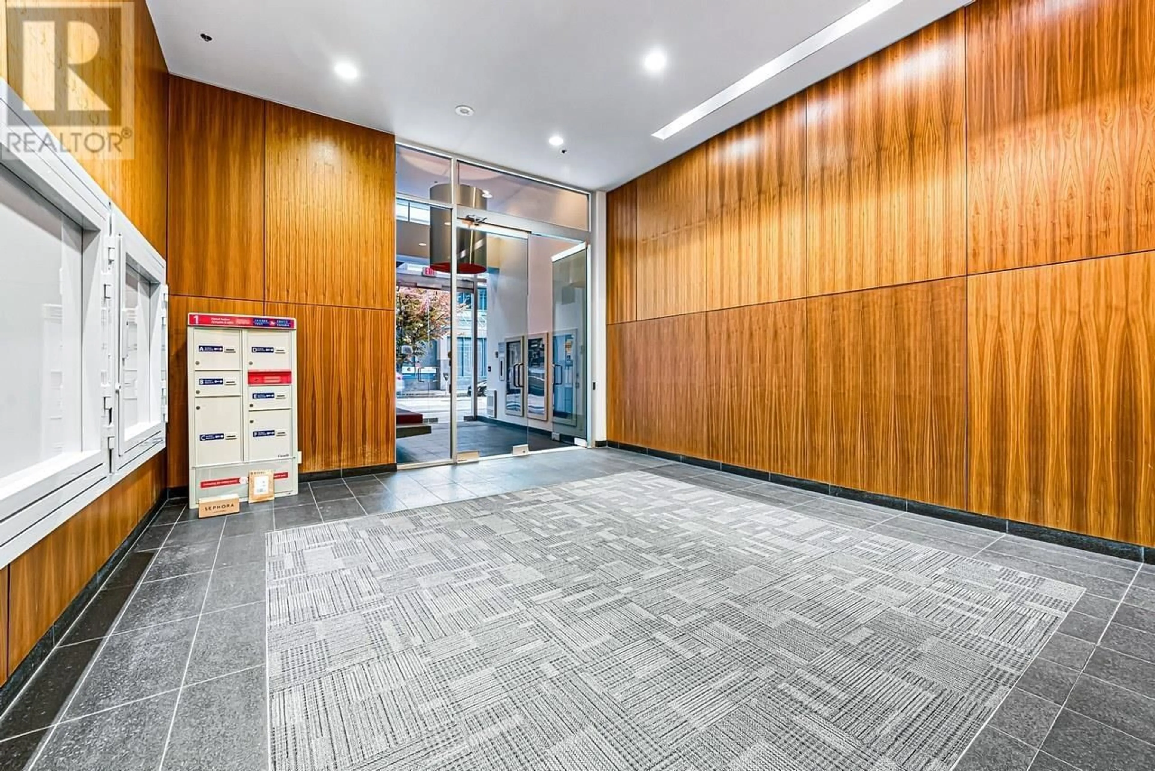 Indoor foyer for 506 - 522 8TH AVENUE, Vancouver British Columbia V5Z0A9
