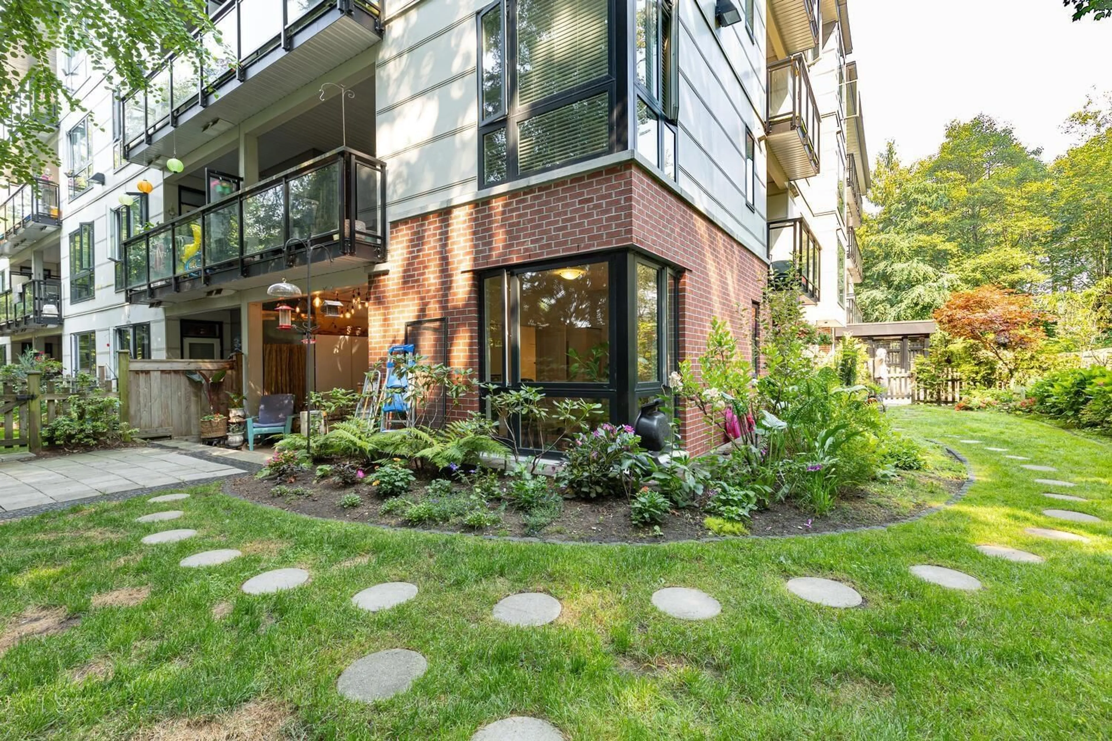 Patio, building for 111 - 14358 60, Surrey British Columbia V3X0G3