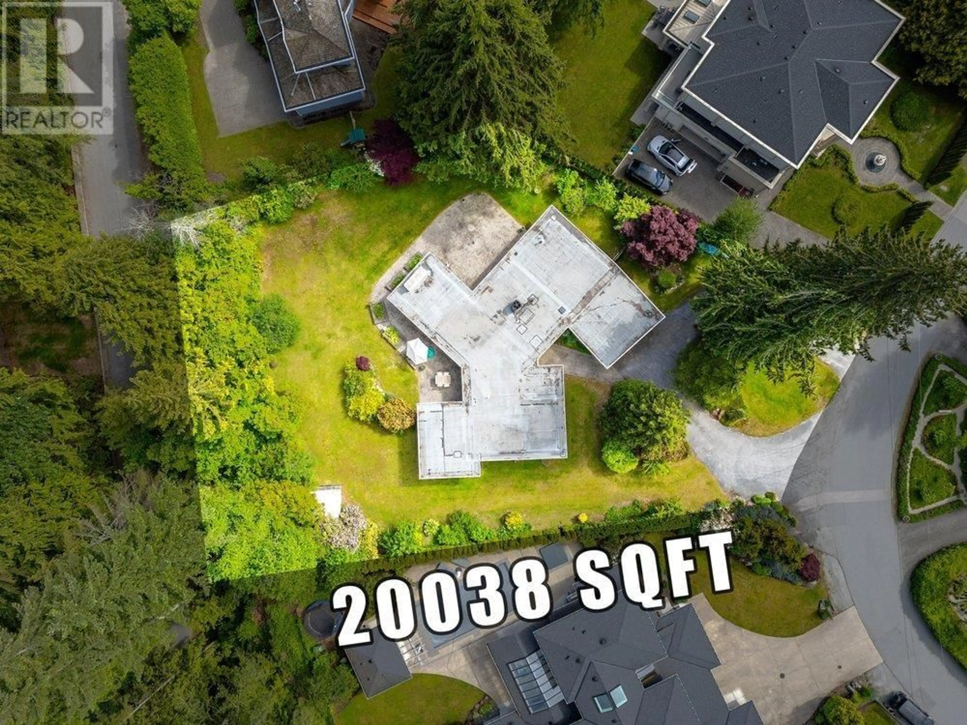 A pic from outside/outdoor area/front of a property/back of a property/a pic from drone, street for 378 ST. JAMES CRESCENT, West Vancouver British Columbia V7S1J8
