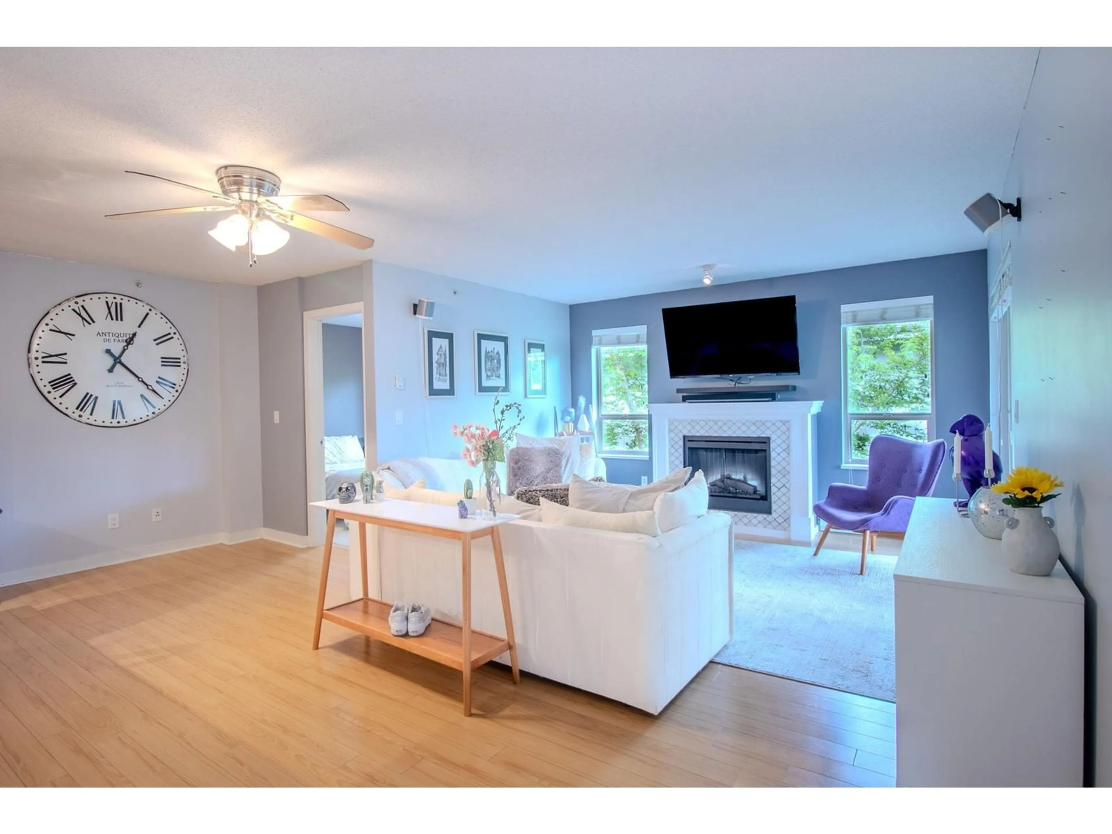 Living room with furniture, wood/laminate floor for D410 - 8929 202, Langley British Columbia V1M0B4