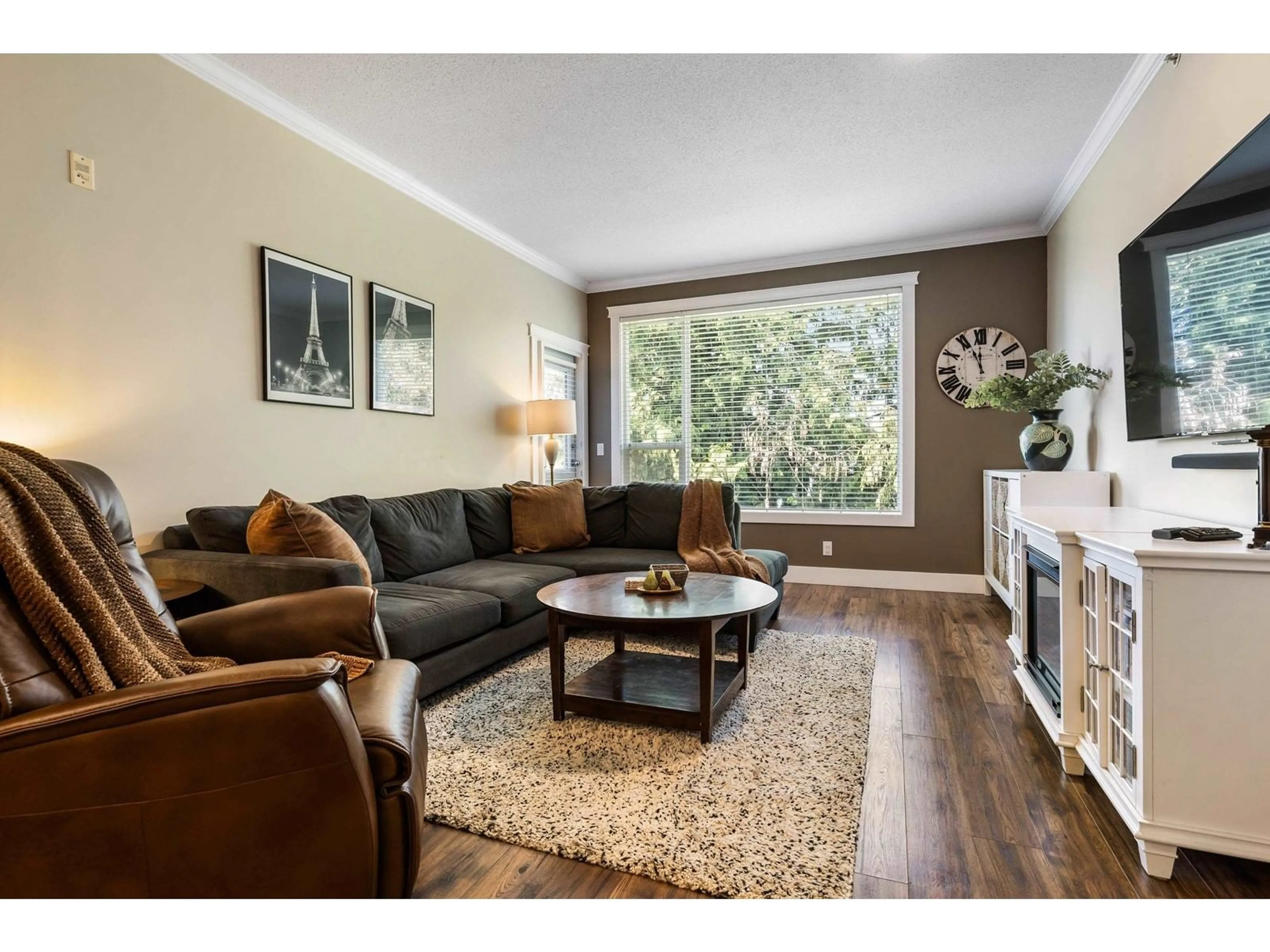 Living room with furniture, wood/laminate floor for 411 - 2581 LANGDON, Abbotsford British Columbia V2T7A3