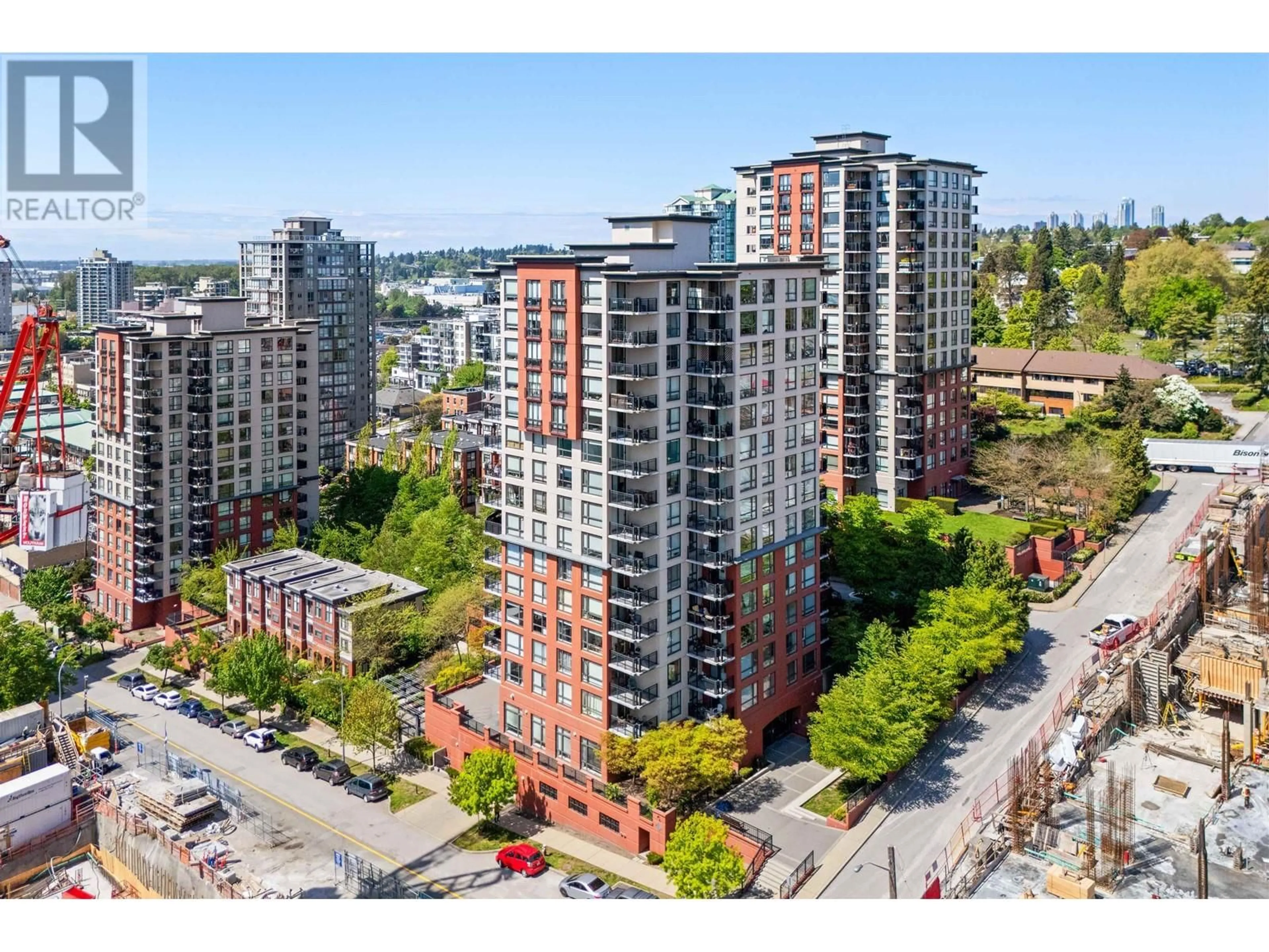 A pic from outside/outdoor area/front of a property/back of a property/a pic from drone, city buildings view from balcony for 701 - 814 ROYAL AVENUE, New Westminster British Columbia V3M1J9