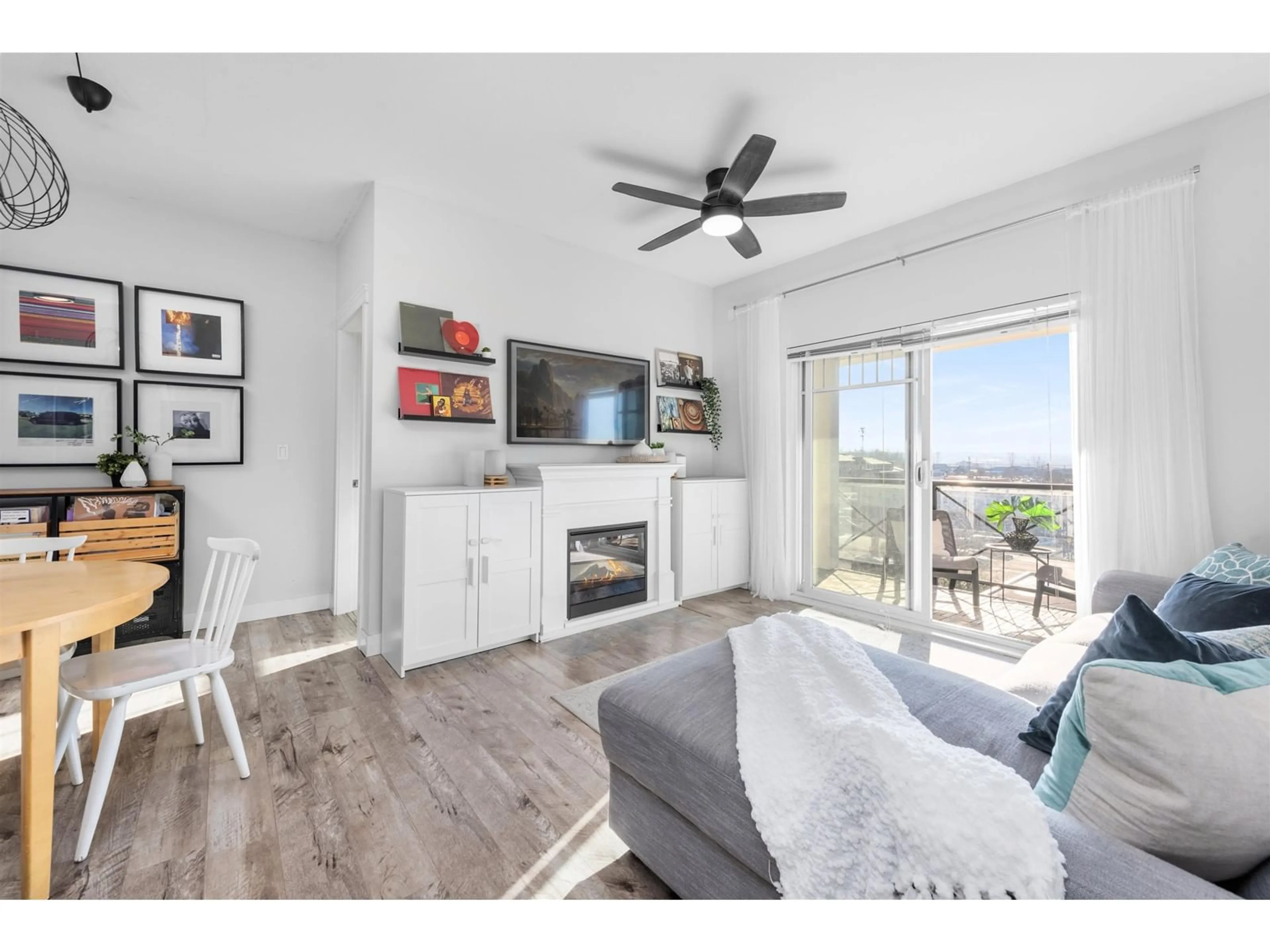 Living room with furniture, wood/laminate floor for 408 - 17712 57A, Surrey British Columbia V3S1J1