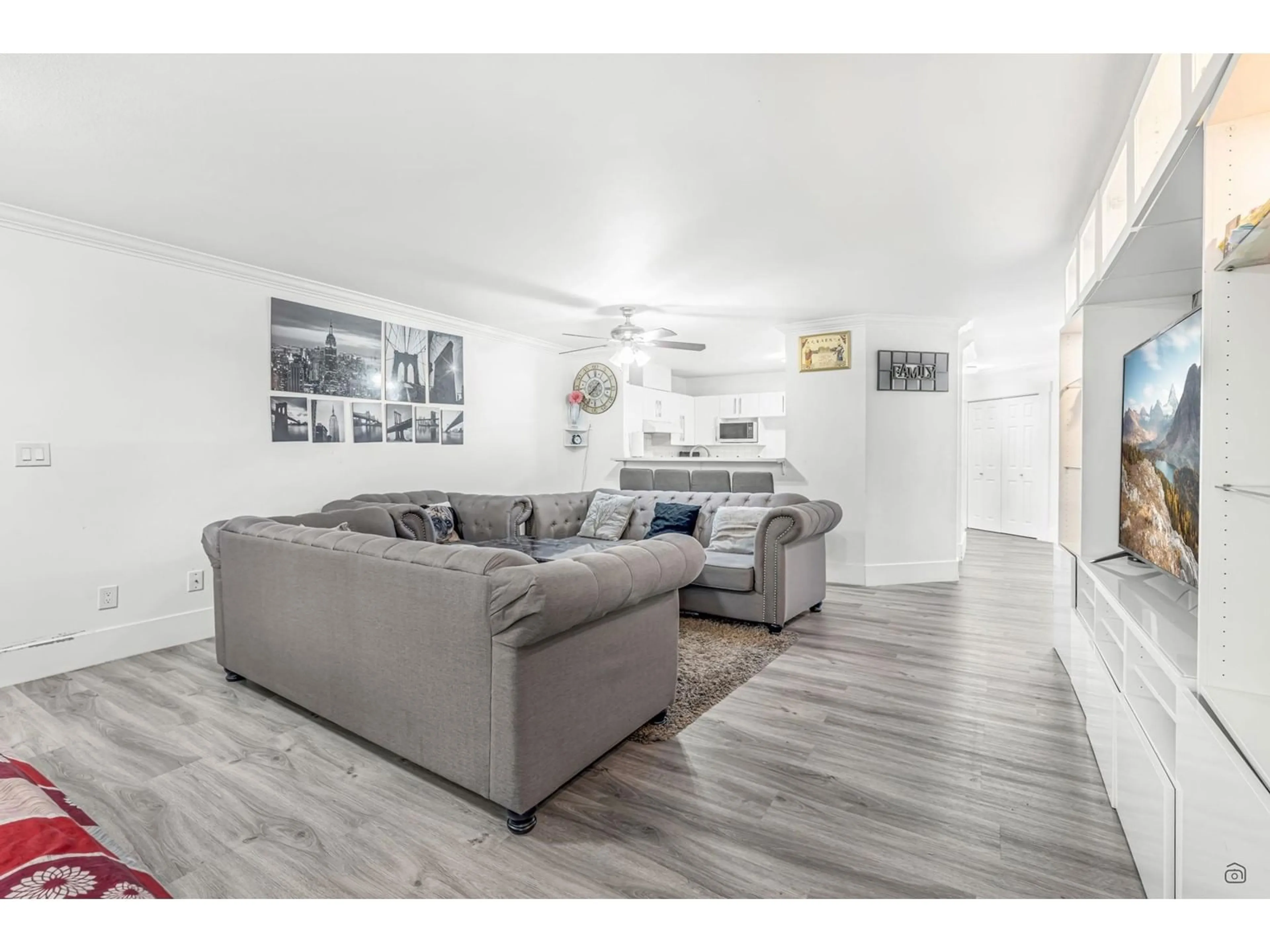 Living room with furniture, wood/laminate floor for 106 - 13680 84, Surrey British Columbia V3W0T6