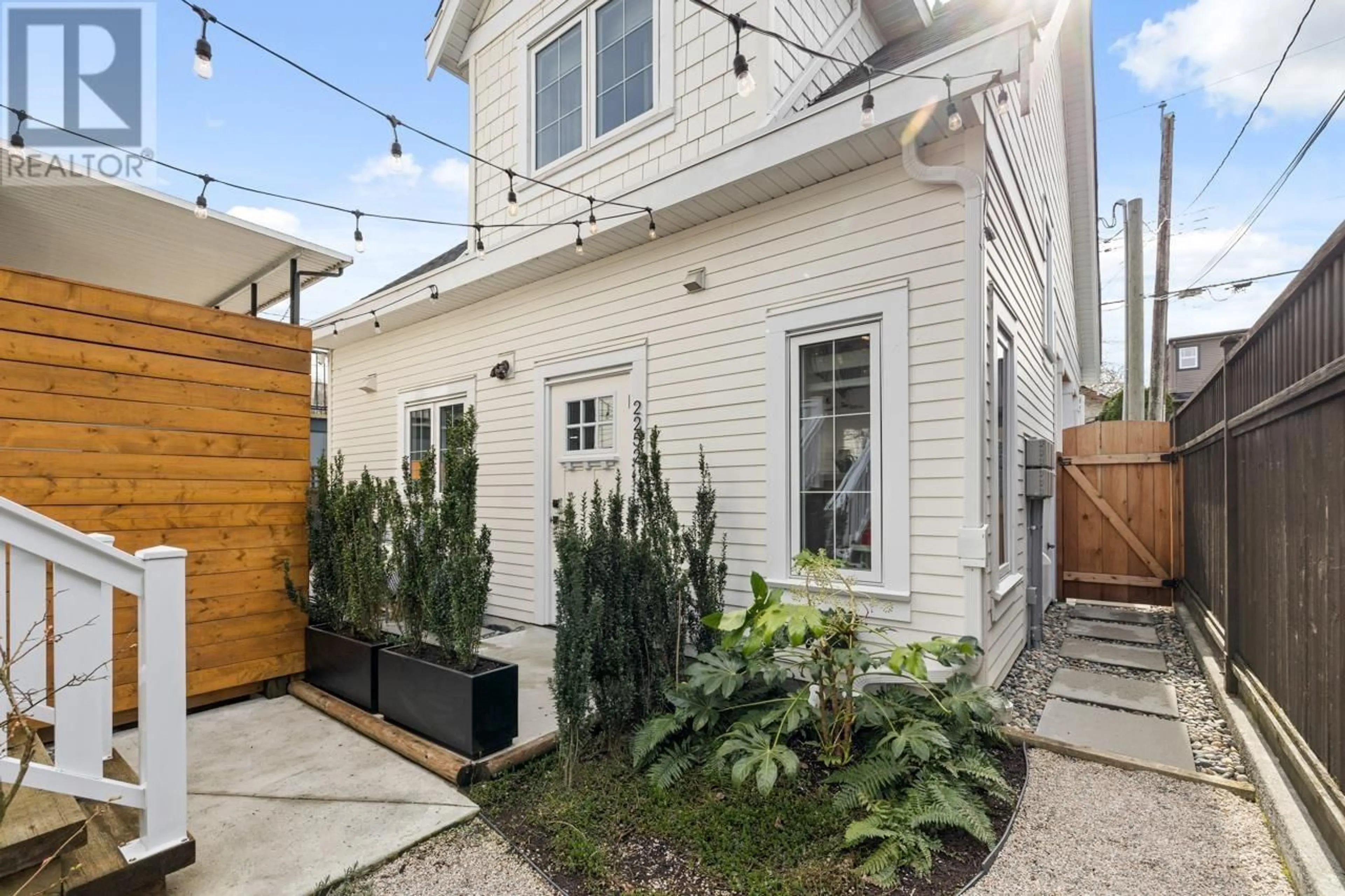 Unknown for 2252 GRANT STREET, Vancouver British Columbia V5L2Z7