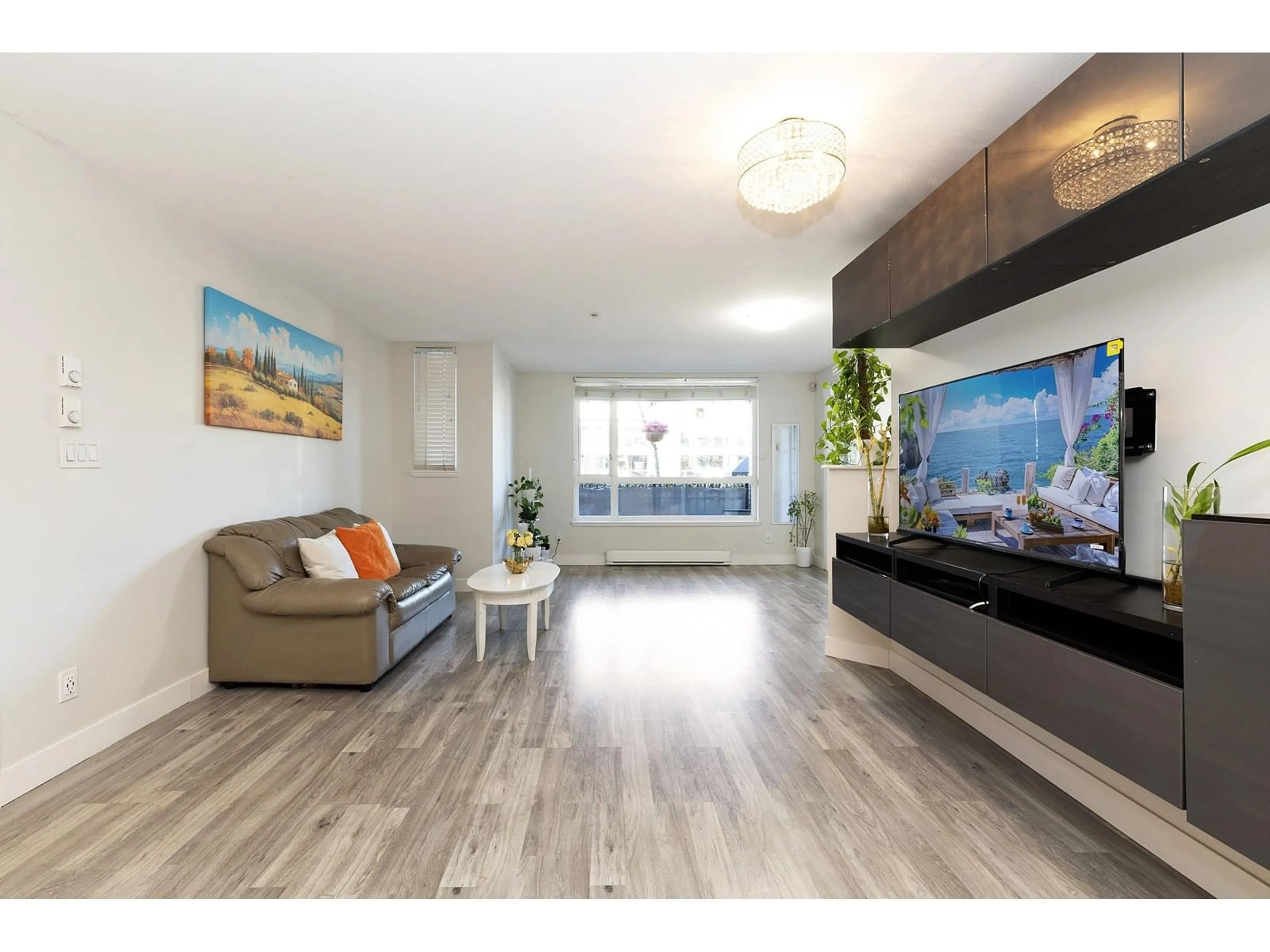 Living room with furniture, wood/laminate floor for 107 - 10822 CITY, Surrey British Columbia V3T0C2