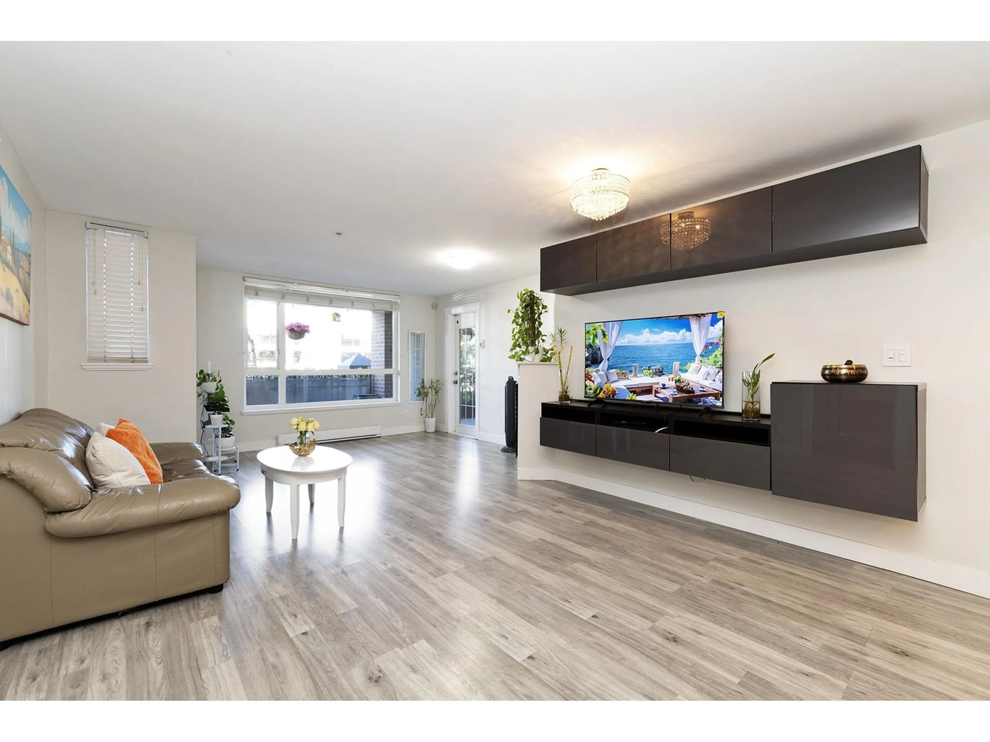 Living room with furniture, wood/laminate floor for 107 - 10822 CITY, Surrey British Columbia V3T0C2