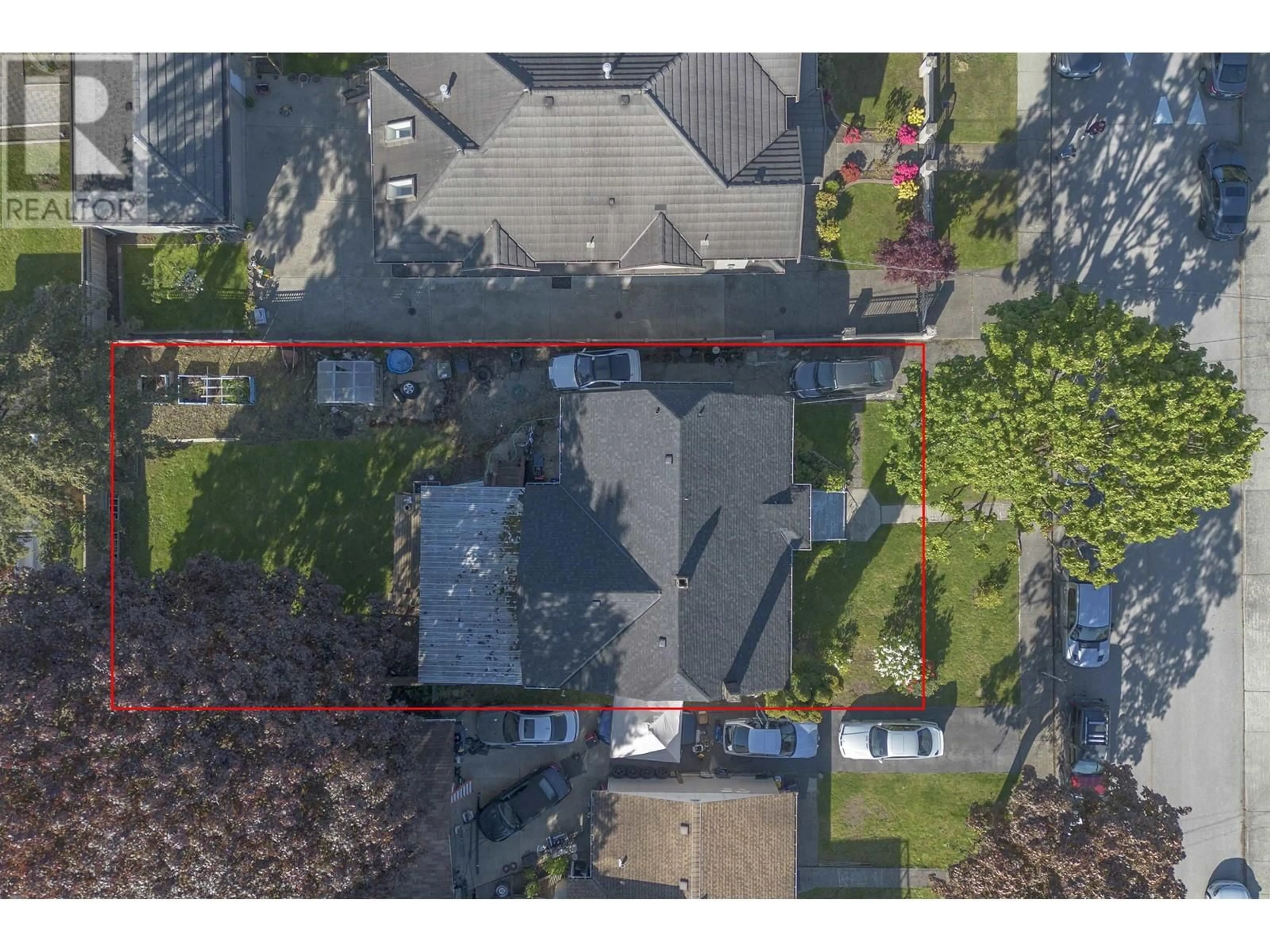 A pic from outside/outdoor area/front of a property/back of a property/a pic from drone, street for 7831 GRAHAM AVENUE, Burnaby British Columbia V3N1V6