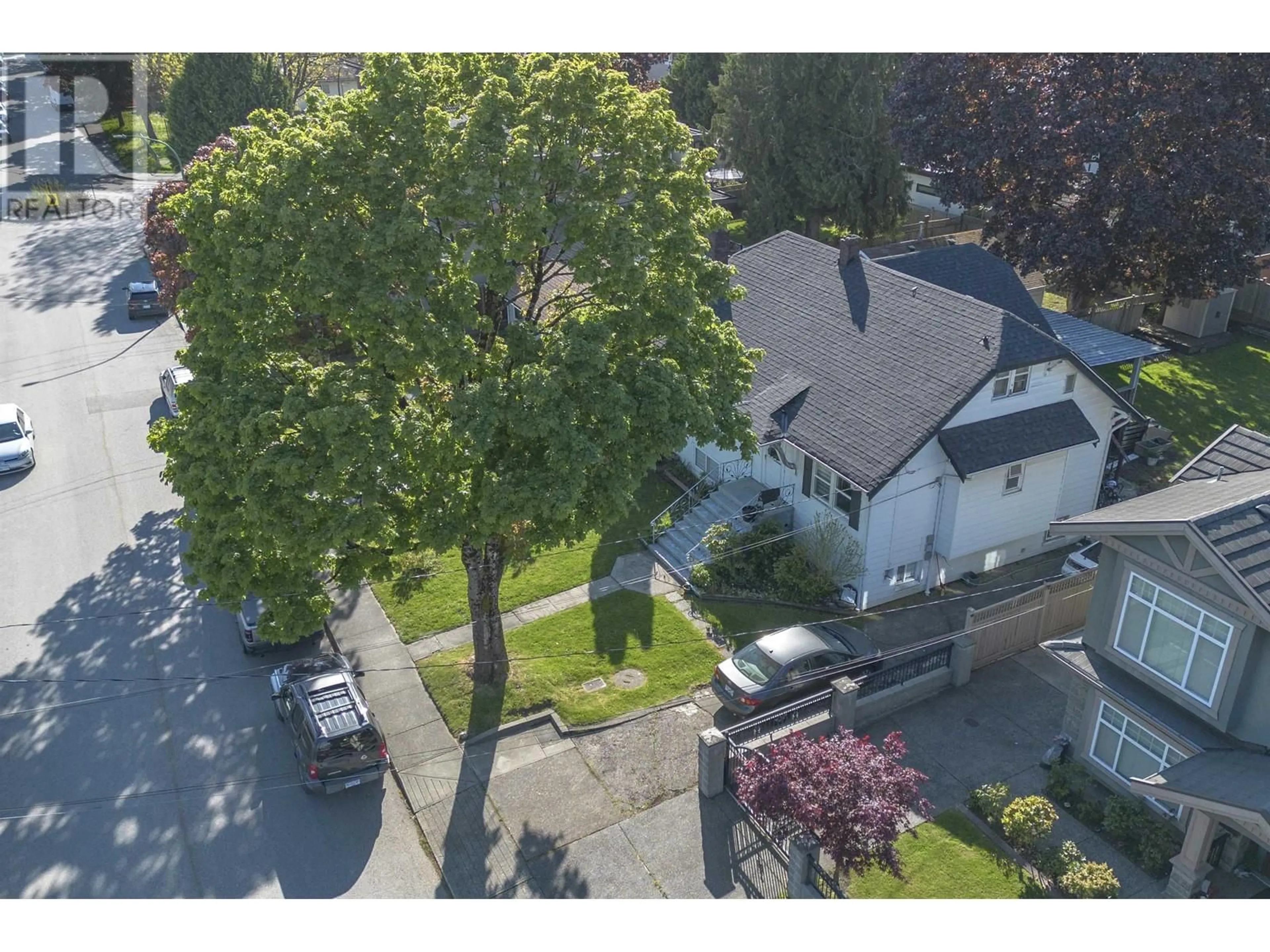 A pic from outside/outdoor area/front of a property/back of a property/a pic from drone, street for 7831 GRAHAM AVENUE, Burnaby British Columbia V3N1V6