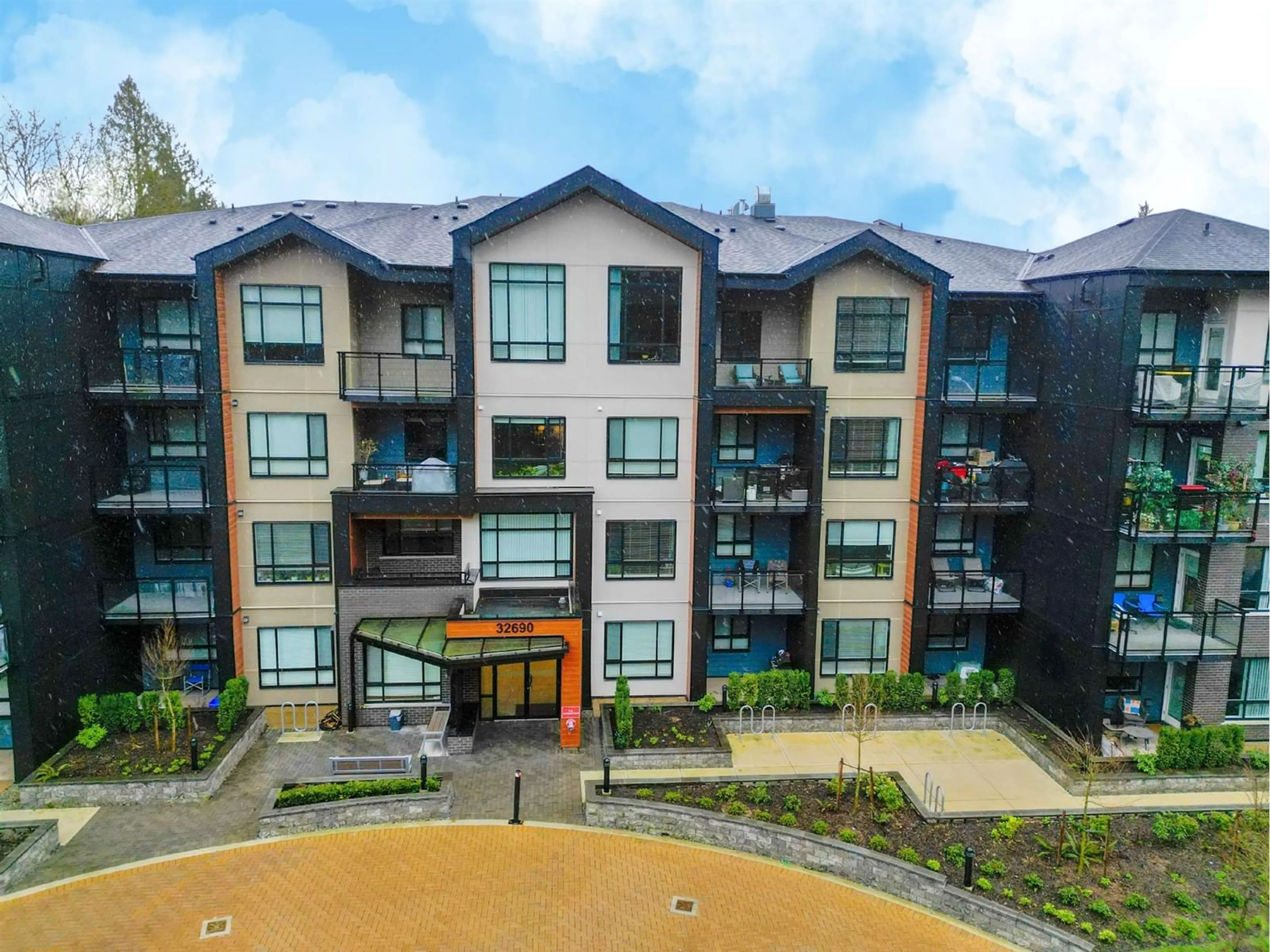 A pic from outside/outdoor area/front of a property/back of a property/a pic from drone, unknown for 405 - 32690 14TH, Mission British Columbia V2V0K5