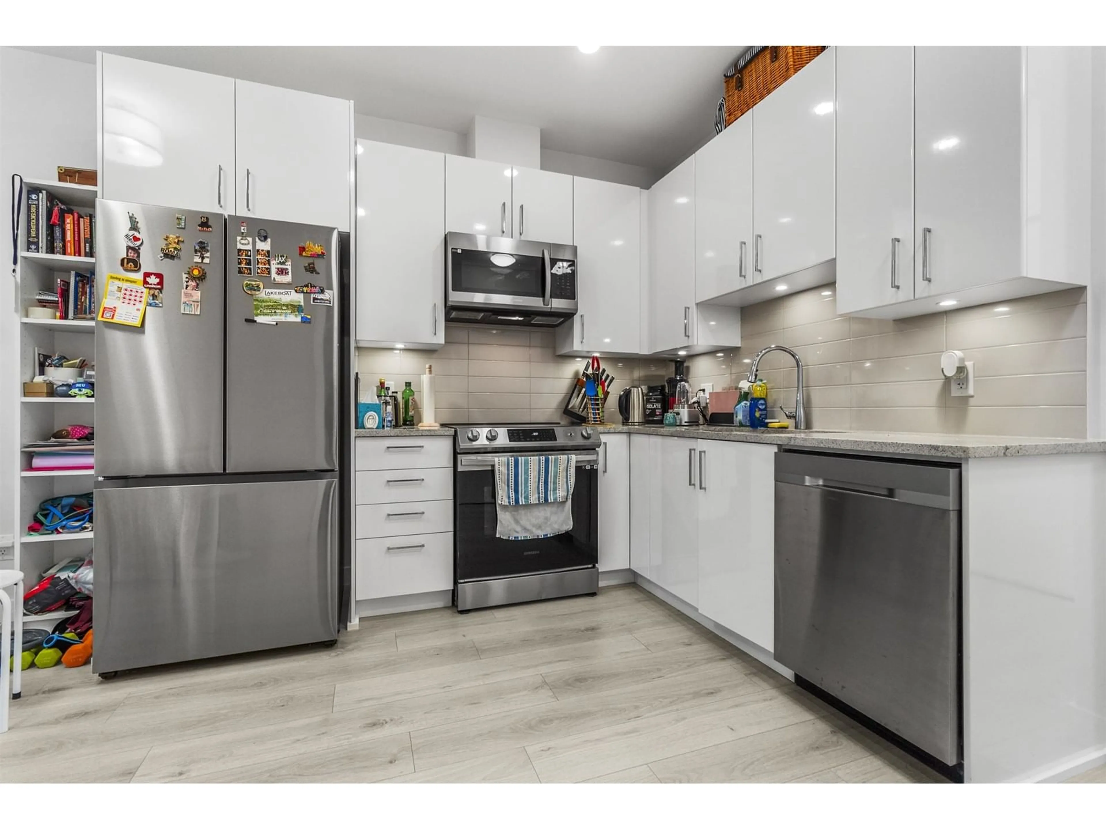 Open concept kitchen, unknown for 405 - 32690 14TH, Mission British Columbia V2V0K5
