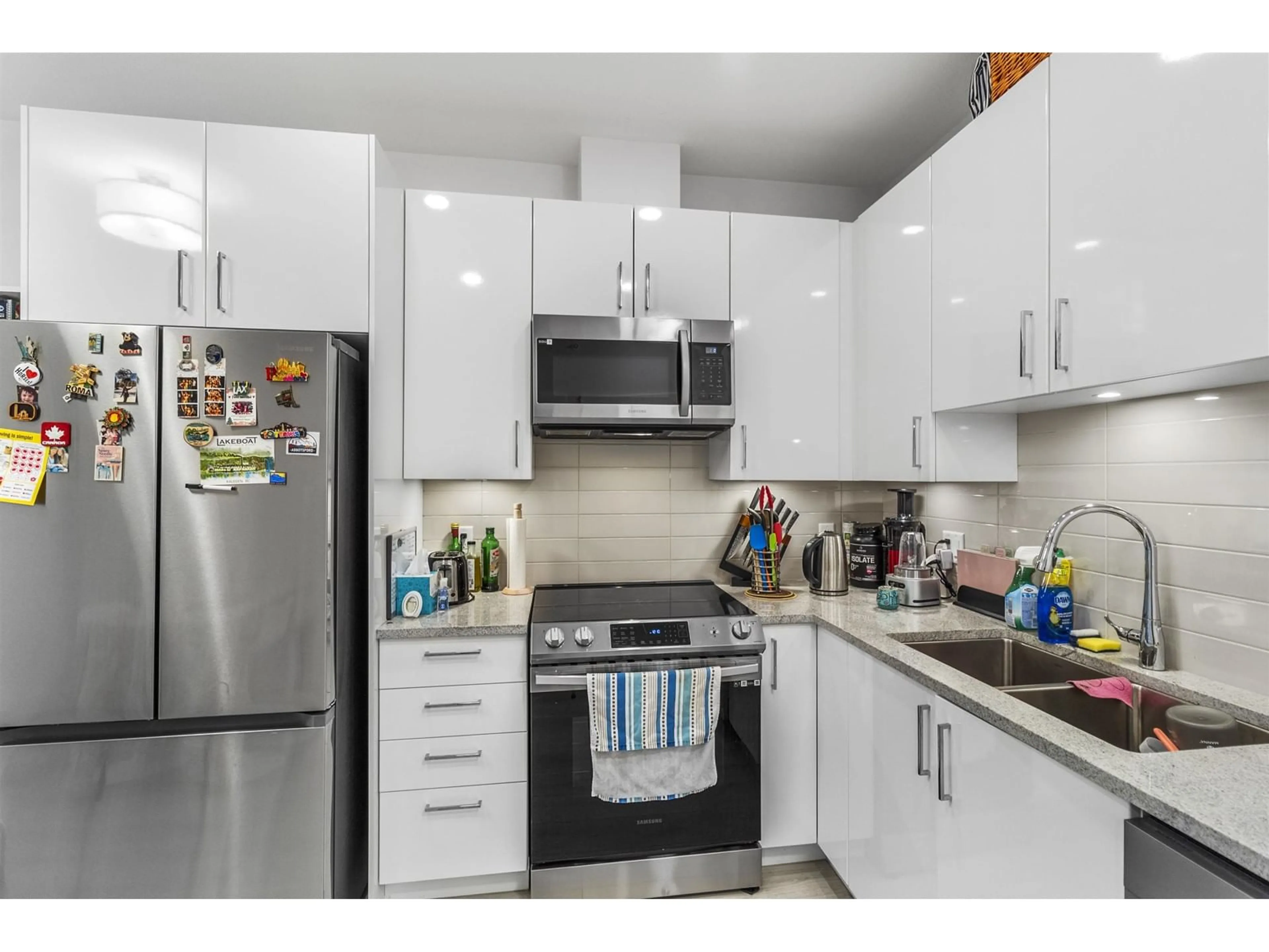 Standard kitchen, unknown for 405 - 32690 14TH, Mission British Columbia V2V0K5