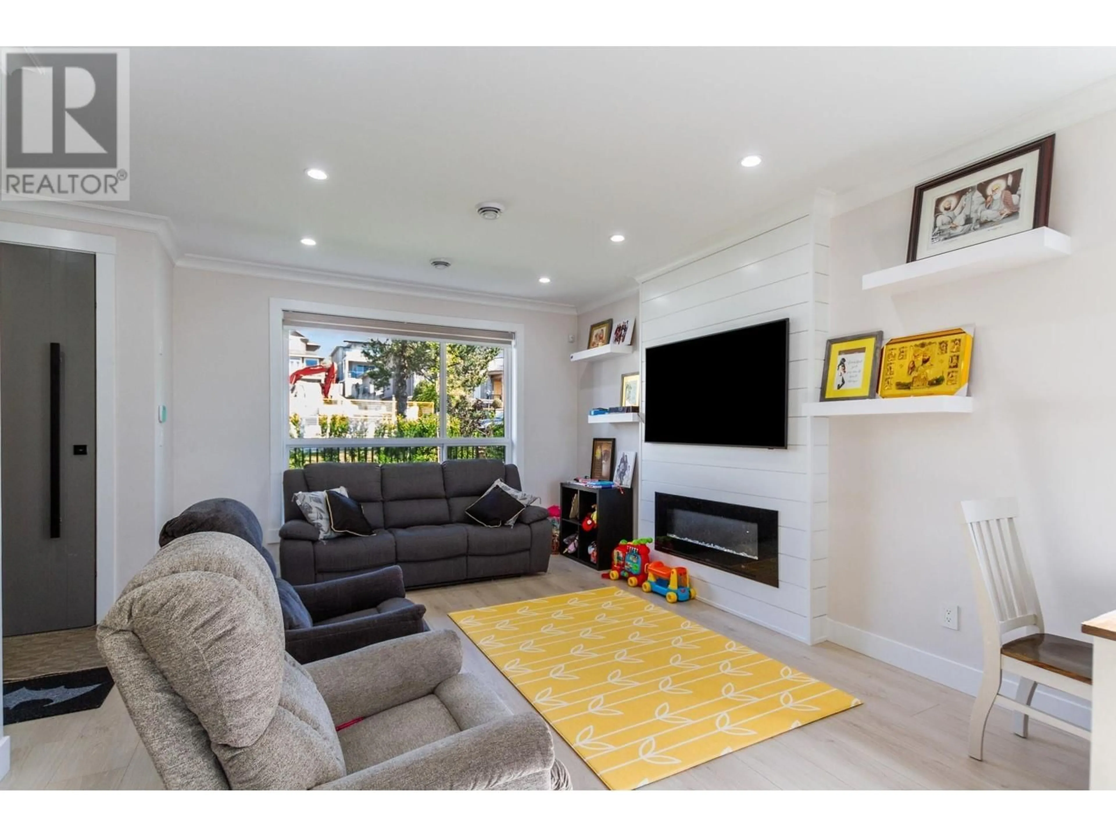 Living room with furniture, unknown for 103 - 954 EDGAR AVENUE, Coquitlam British Columbia V3K2J9