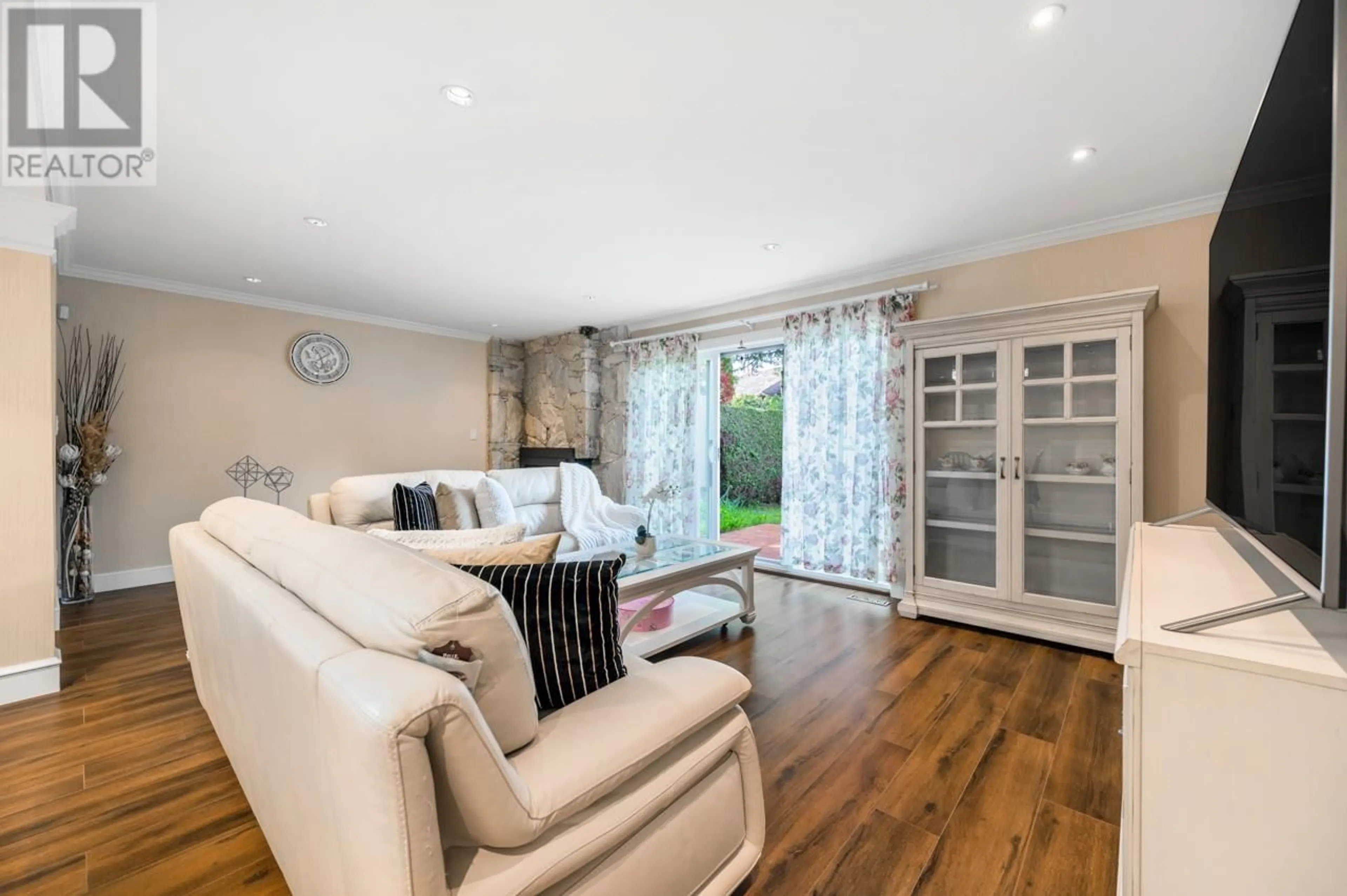 Living room with furniture, wood/laminate floor for 26 - 8111 SAUNDERS ROAD, Richmond British Columbia V7A4L9