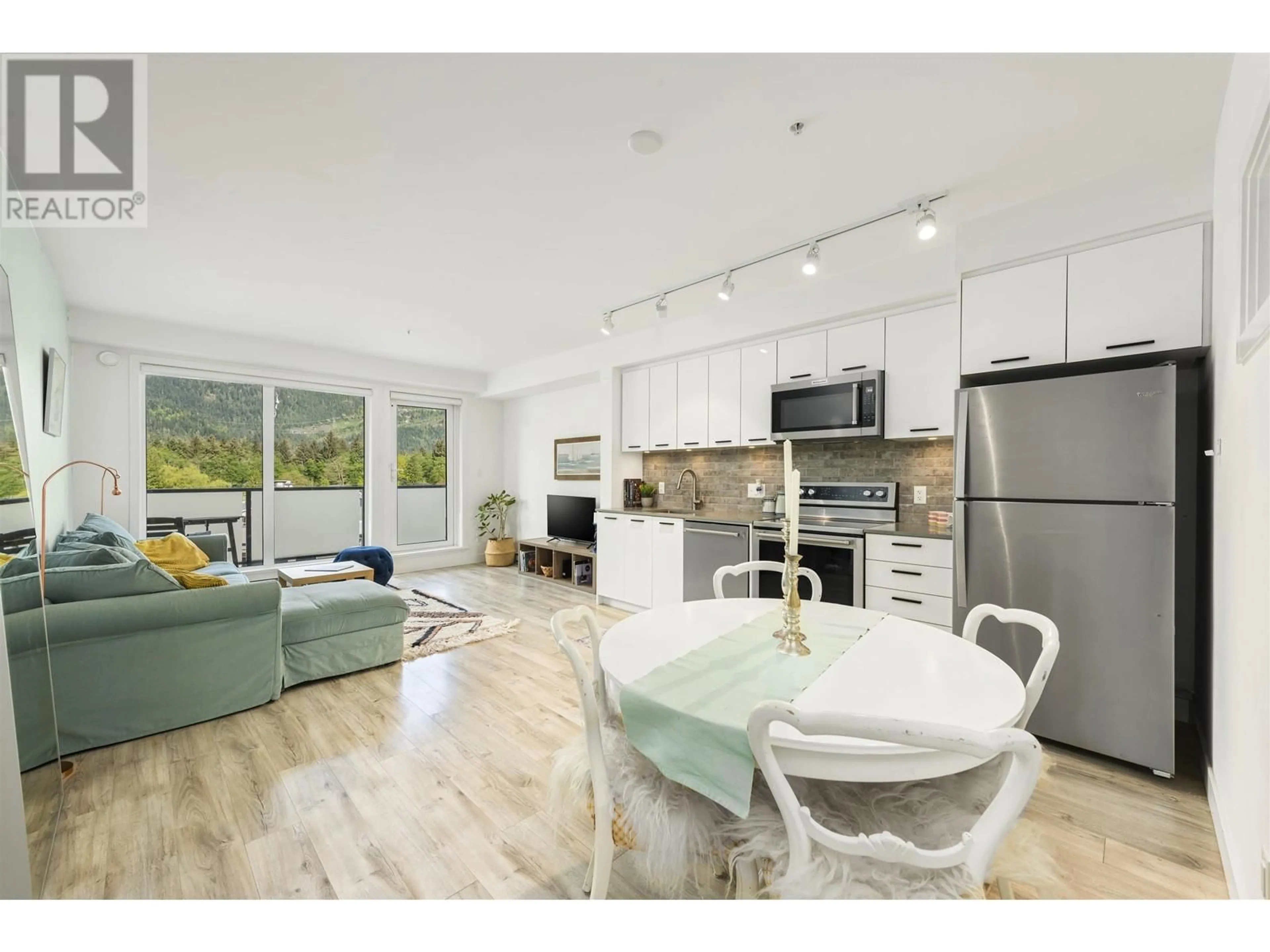 Open concept kitchen, unknown for 503 - 38013 THIRD AVENUE, Squamish British Columbia V8B0Z8