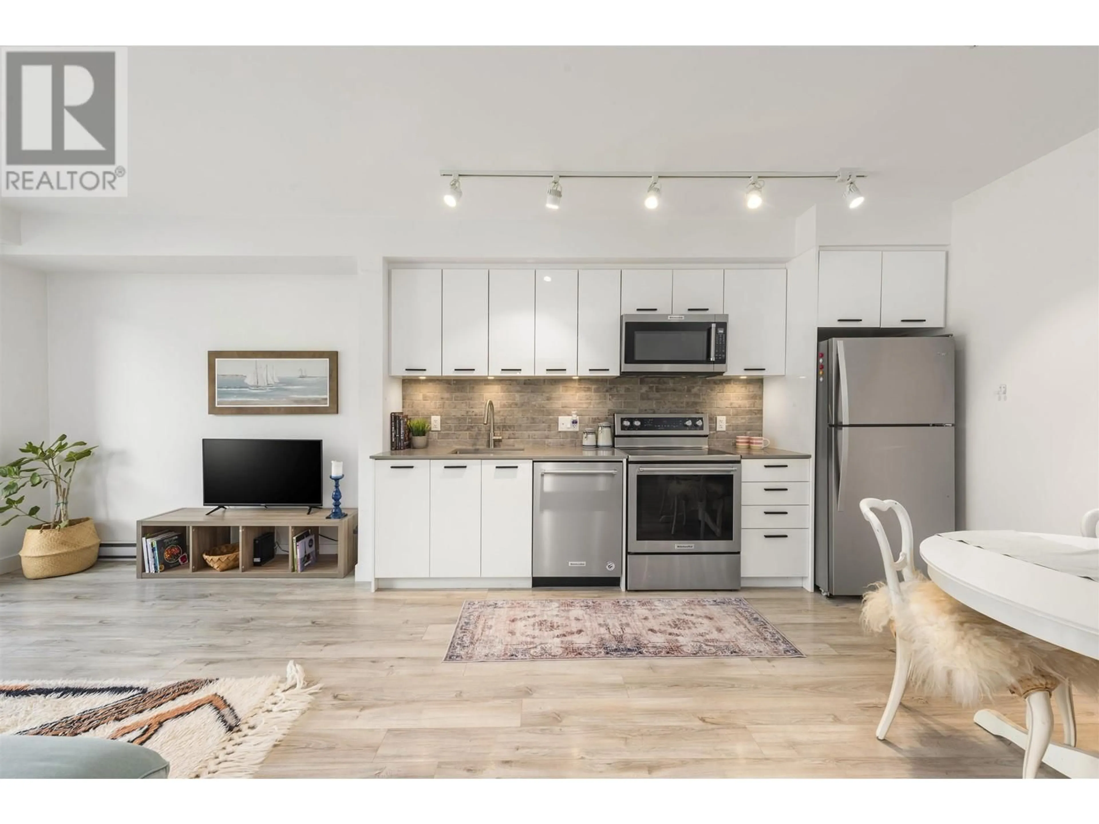 Open concept kitchen, wood/laminate floor for 503 - 38013 THIRD AVENUE, Squamish British Columbia V8B0Z8