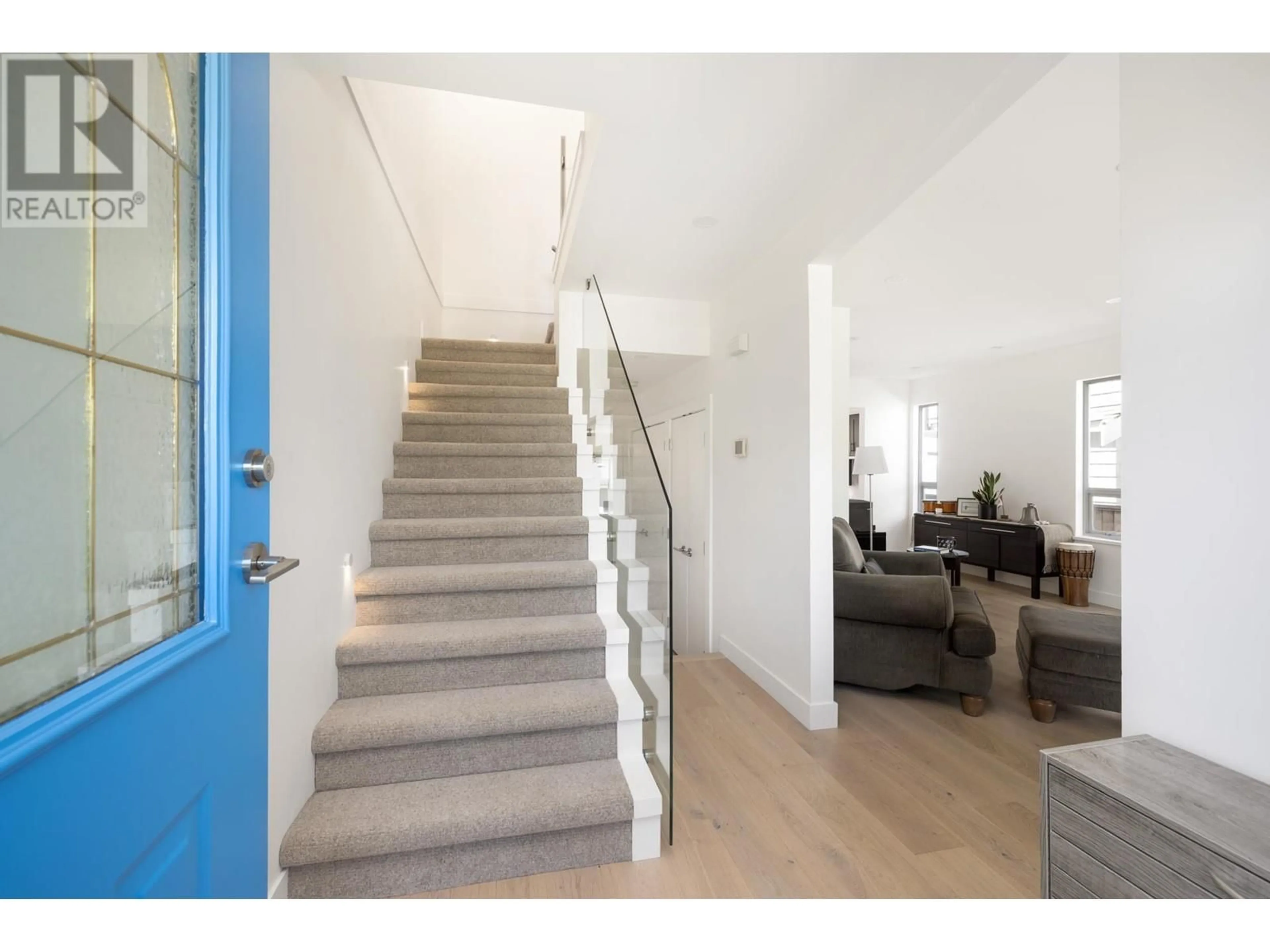 Unknown for 323 8TH STREET, North Vancouver British Columbia V7L1Z2
