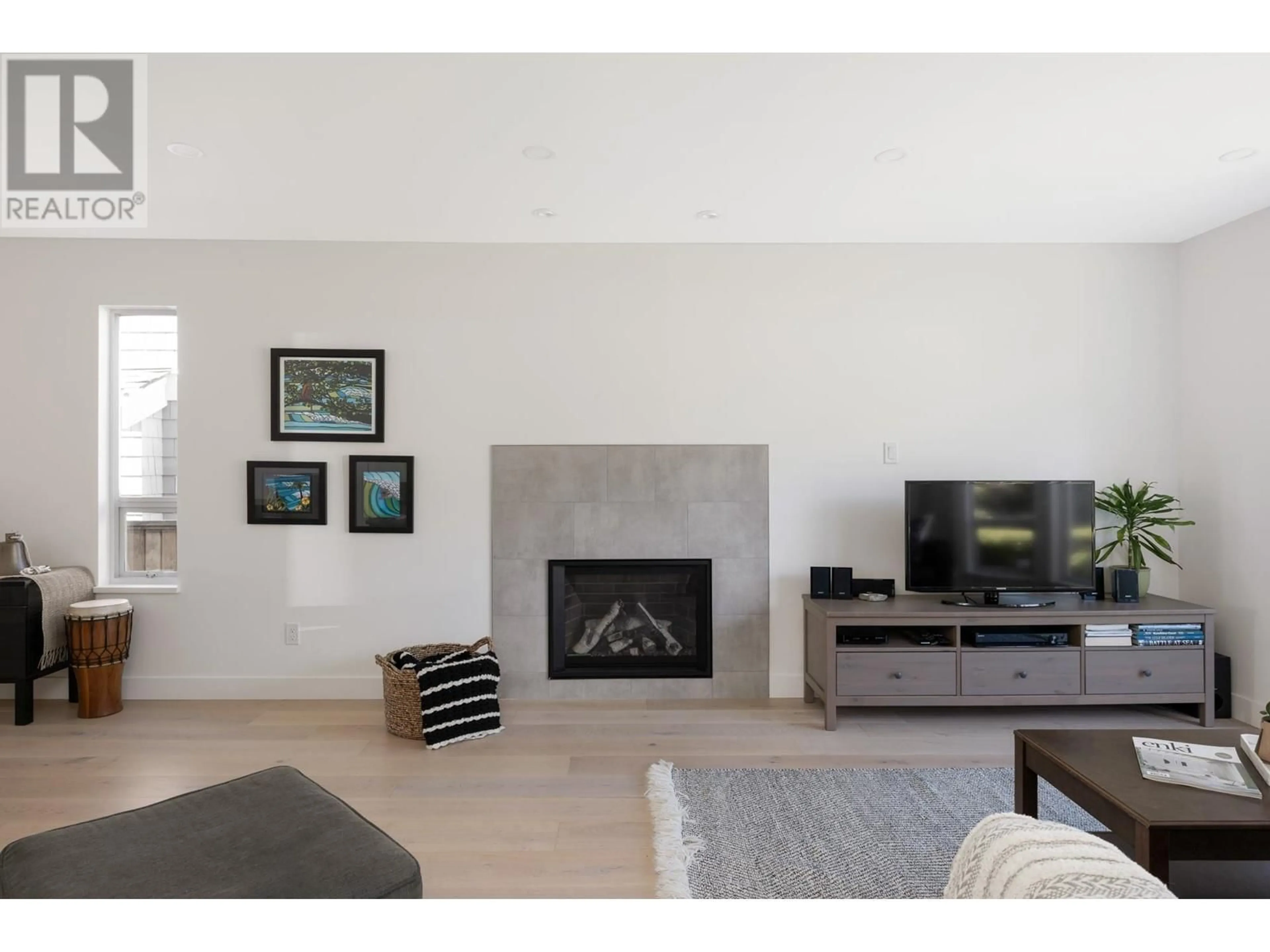 Living room with furniture, unknown for 323 8TH STREET, North Vancouver British Columbia V7L1Z2