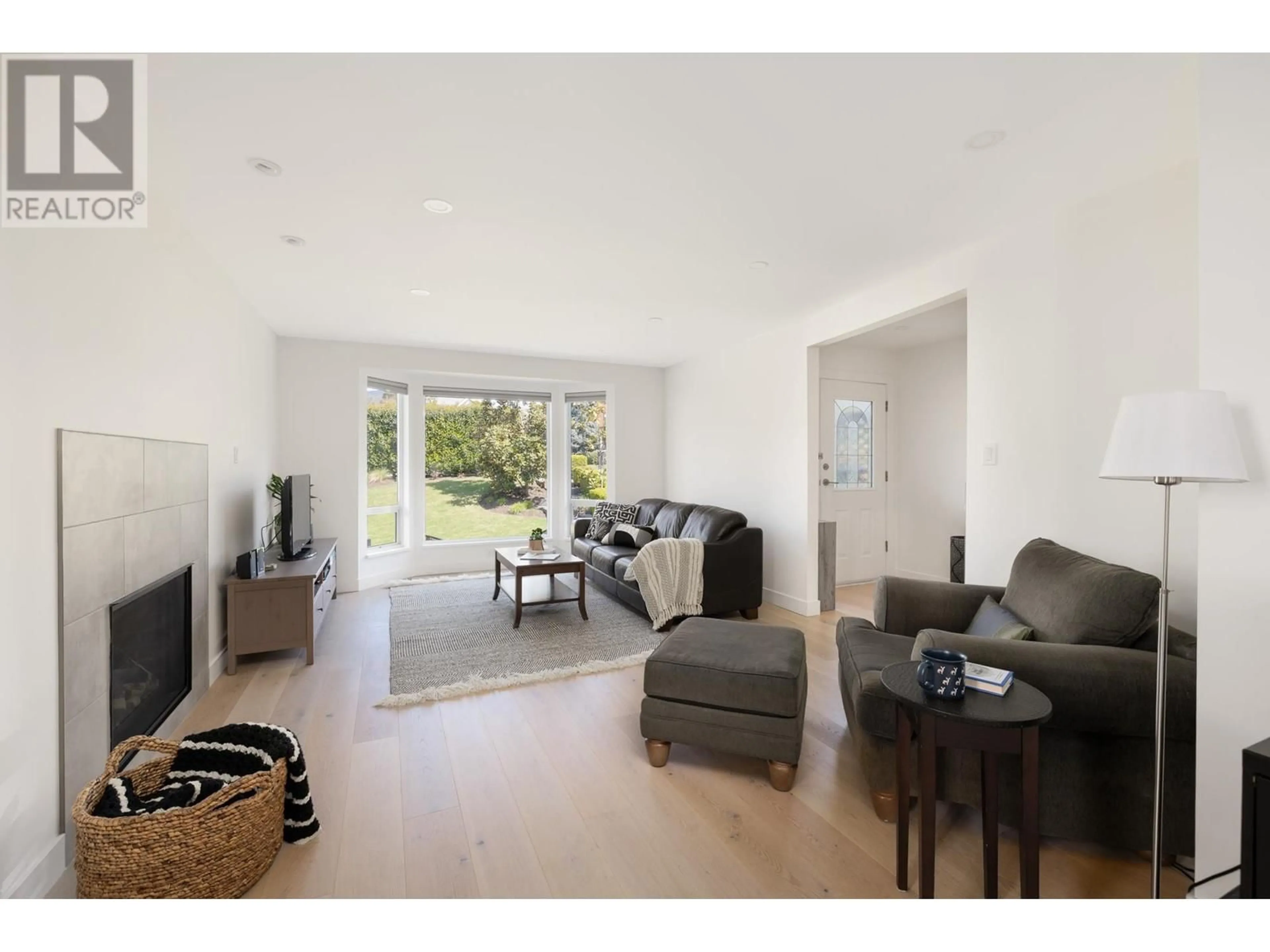 Living room with furniture, unknown for 323 8TH STREET, North Vancouver British Columbia V7L1Z2