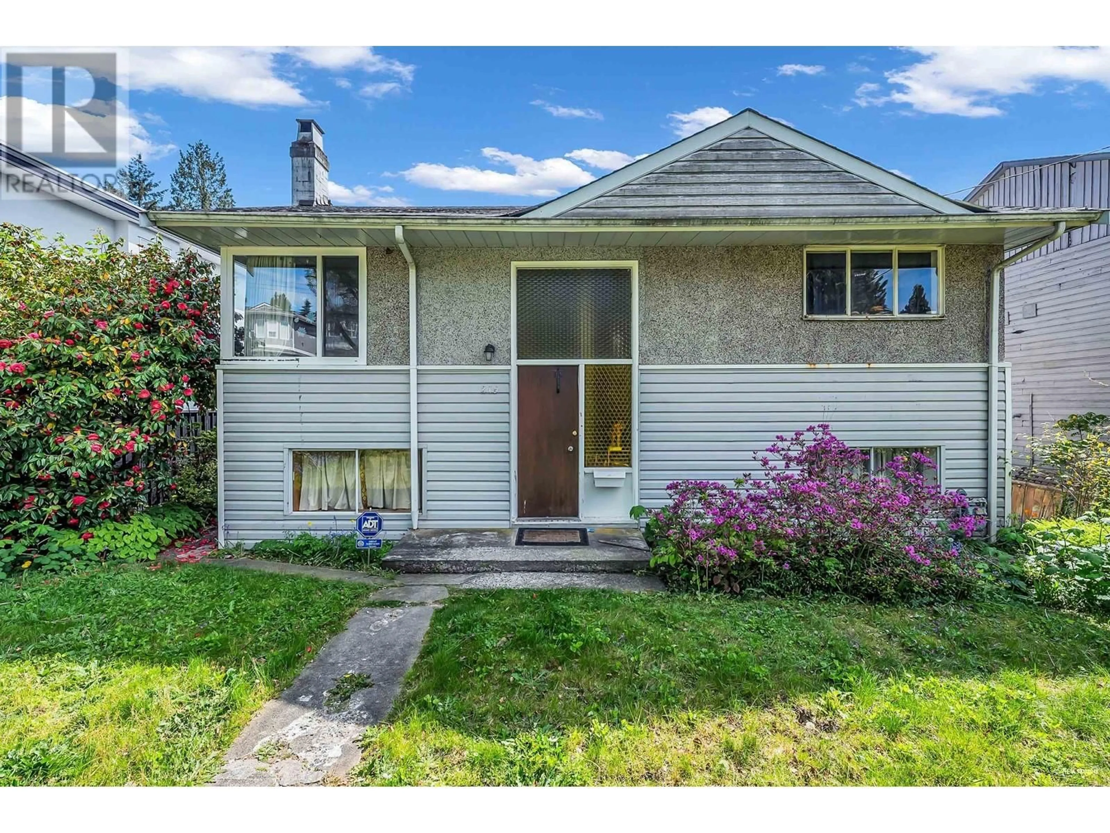 Home with vinyl exterior material, street for 215 28TH STREET, North Vancouver British Columbia V7N2H9