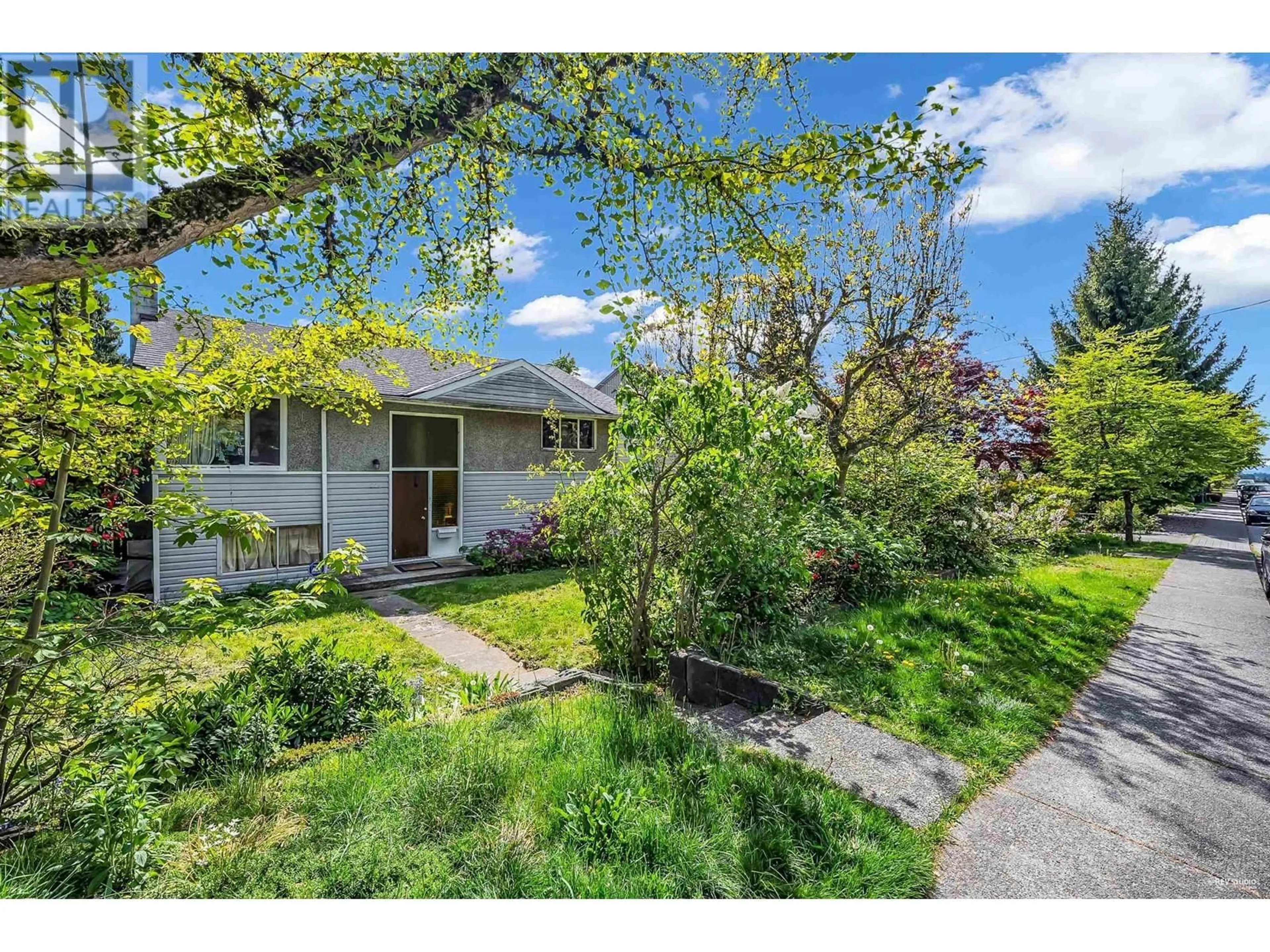 A pic from outside/outdoor area/front of a property/back of a property/a pic from drone, street for 215 28TH STREET, North Vancouver British Columbia V7N2H9