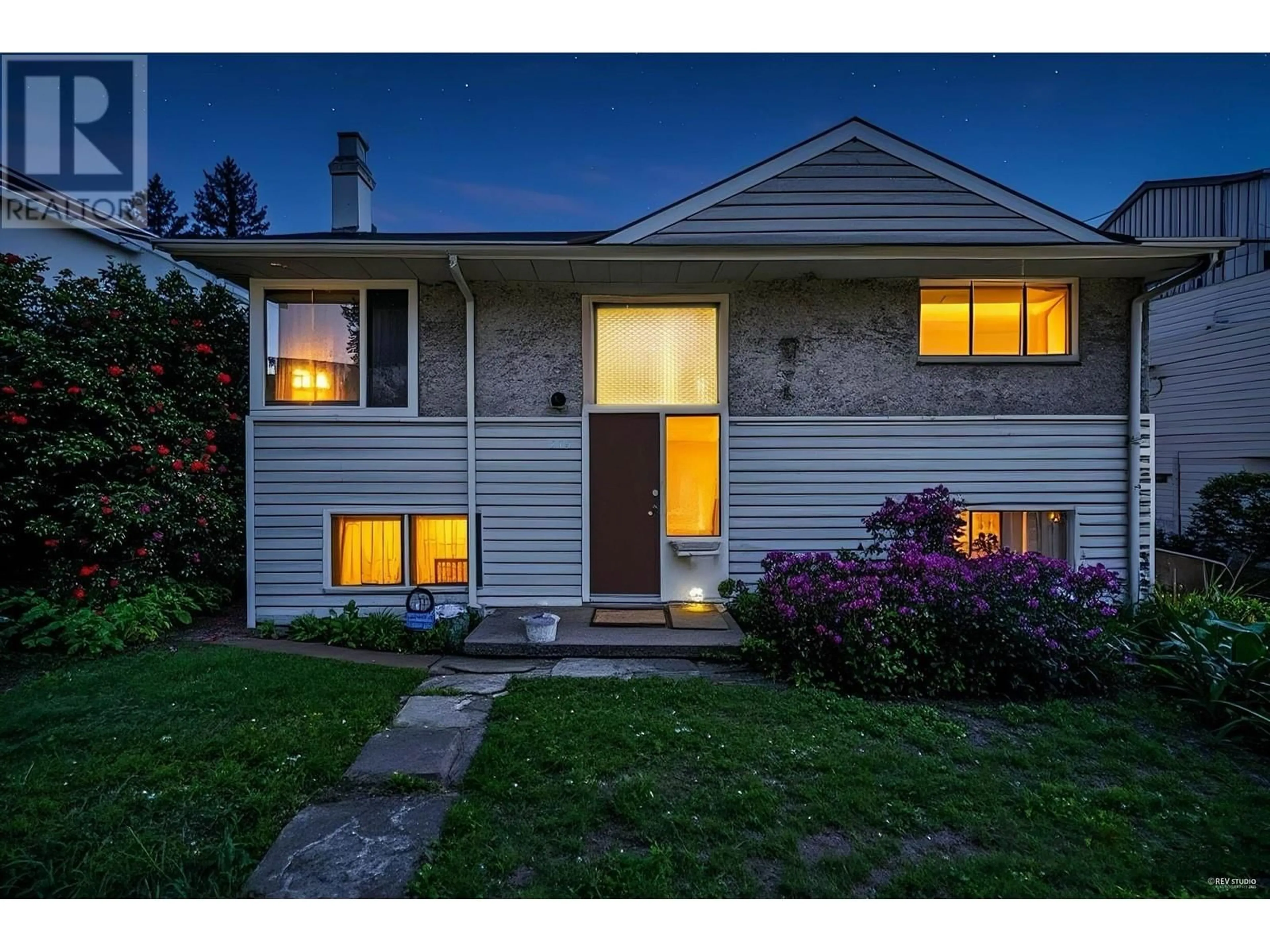 Home with vinyl exterior material, street for 215 28TH STREET, North Vancouver British Columbia V7N2H9