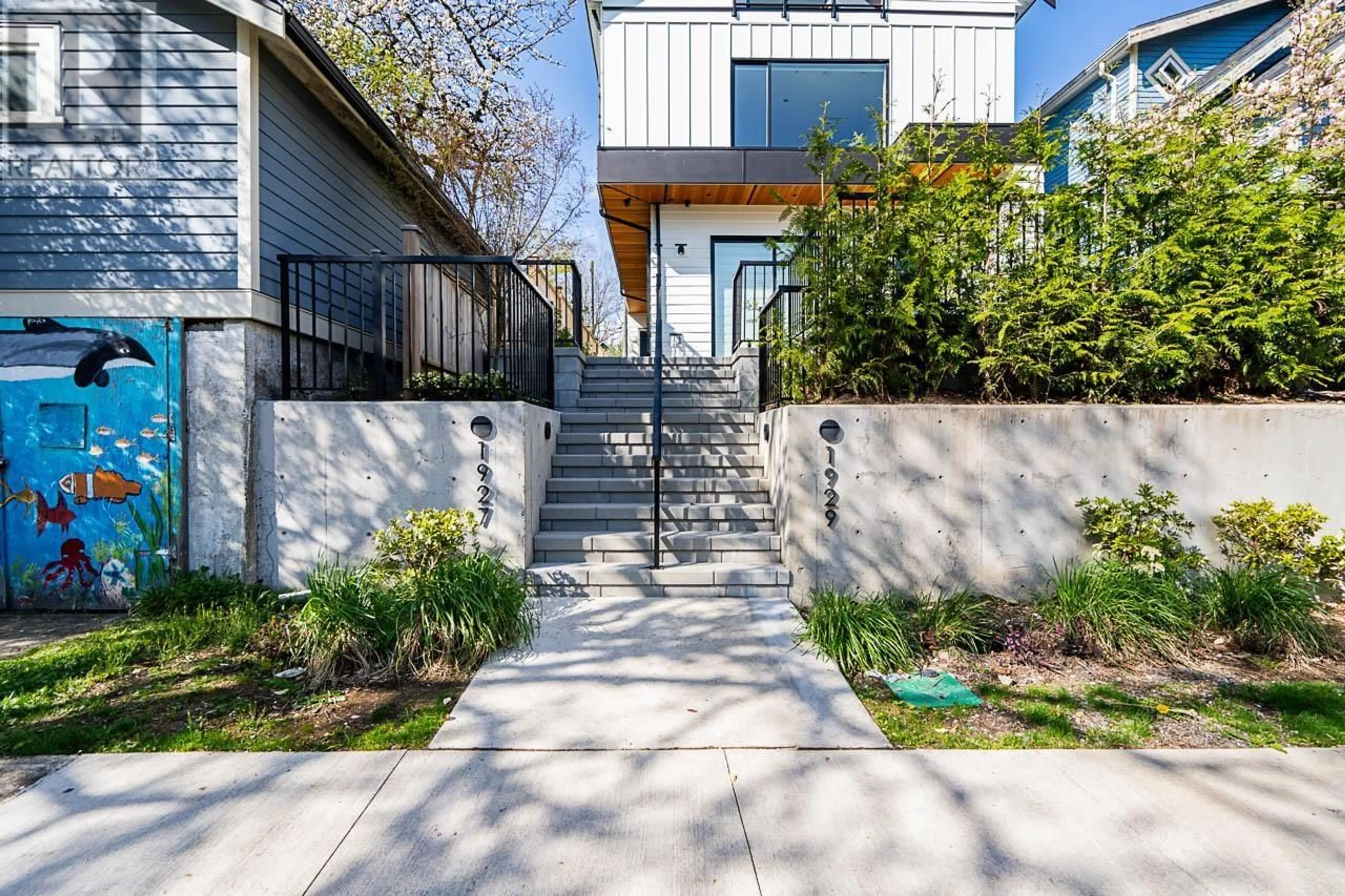 Stairs for 1927 8TH AVENUE, Vancouver British Columbia V5N1T9