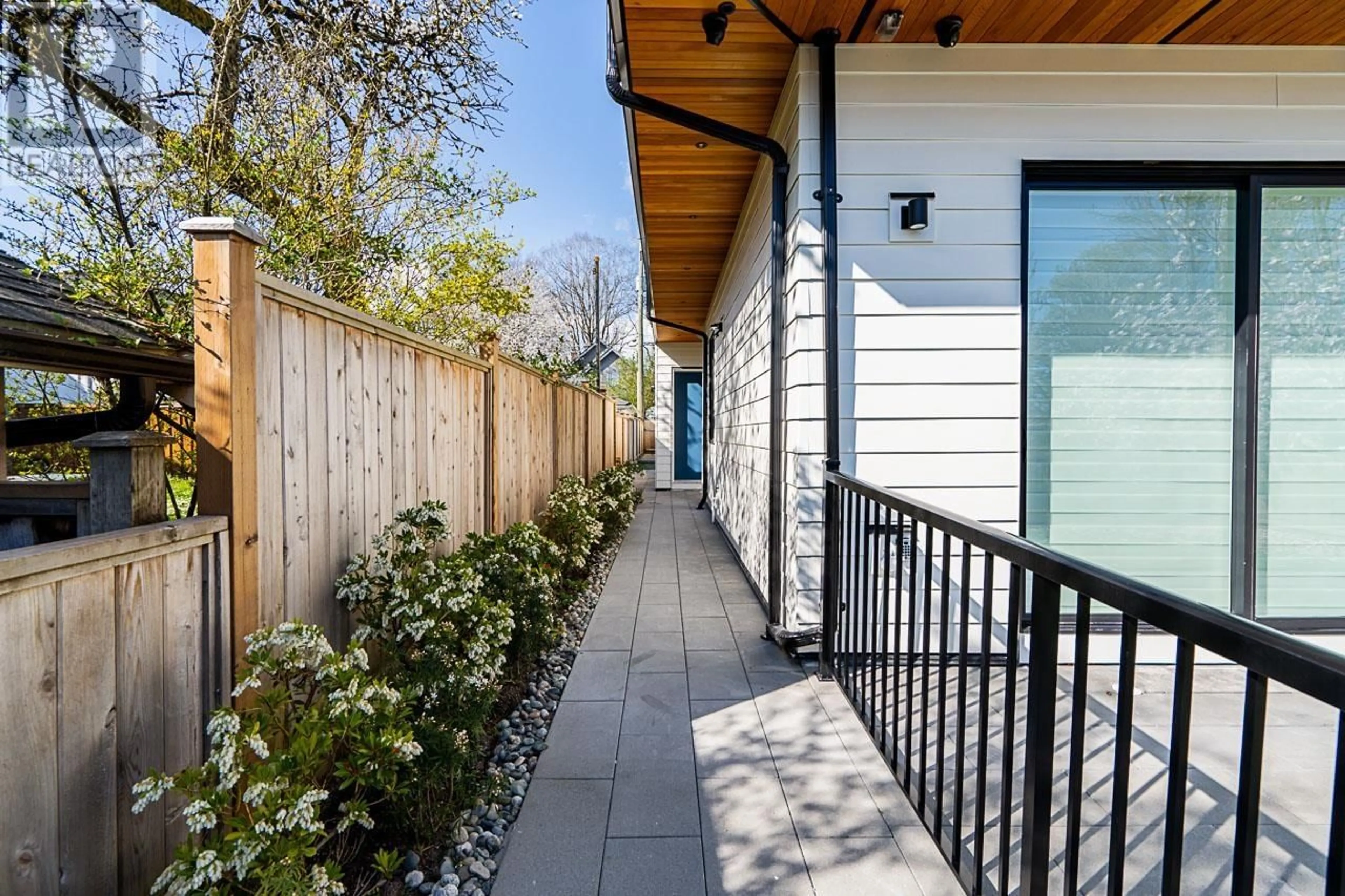 Patio, street for 1927 8TH AVENUE, Vancouver British Columbia V5N1T9