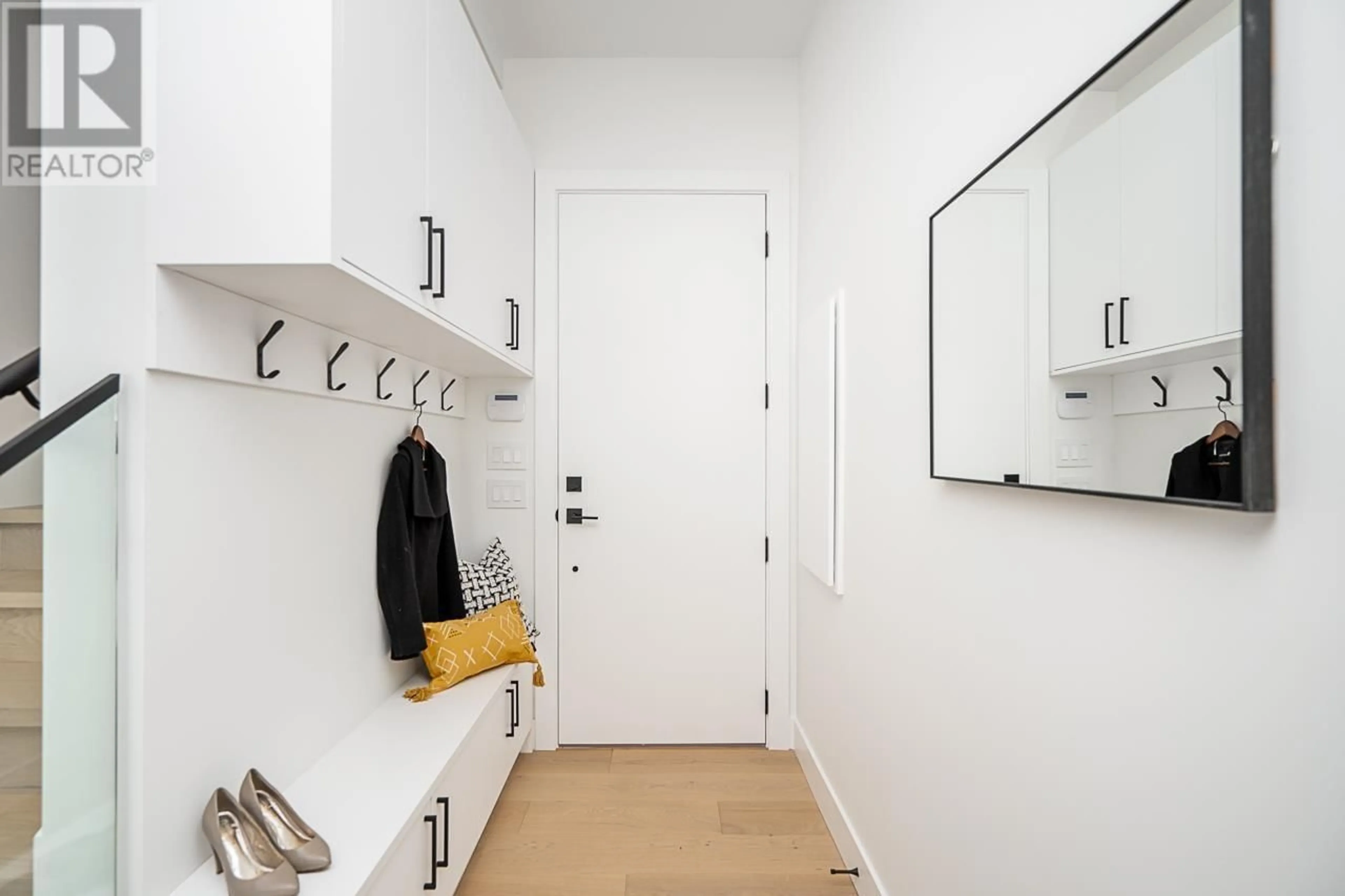 Indoor entryway for 1927 8TH AVENUE, Vancouver British Columbia V5N1T9