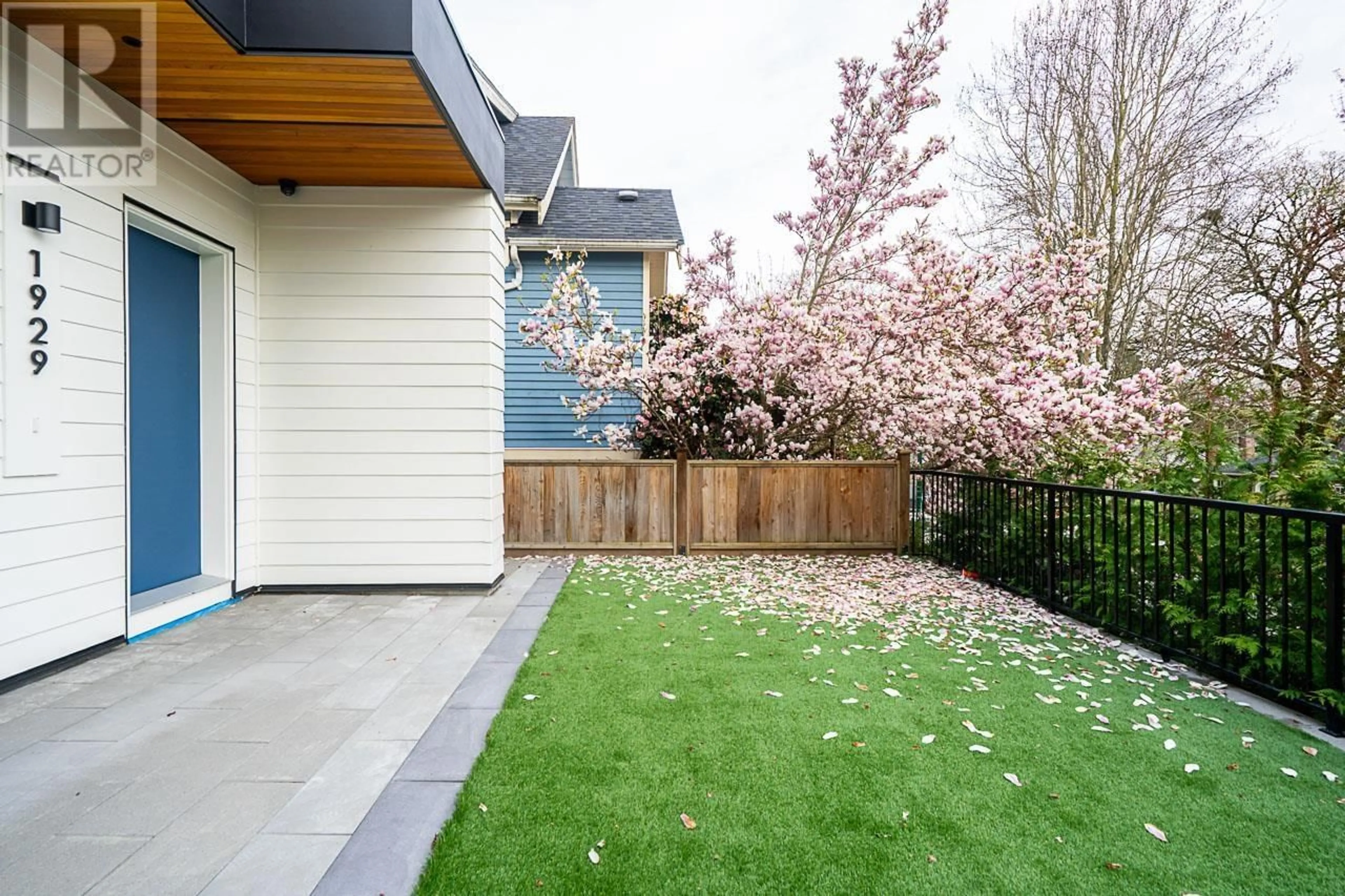 Patio, street for 1929 8TH AVENUE, Vancouver British Columbia V5N1T9