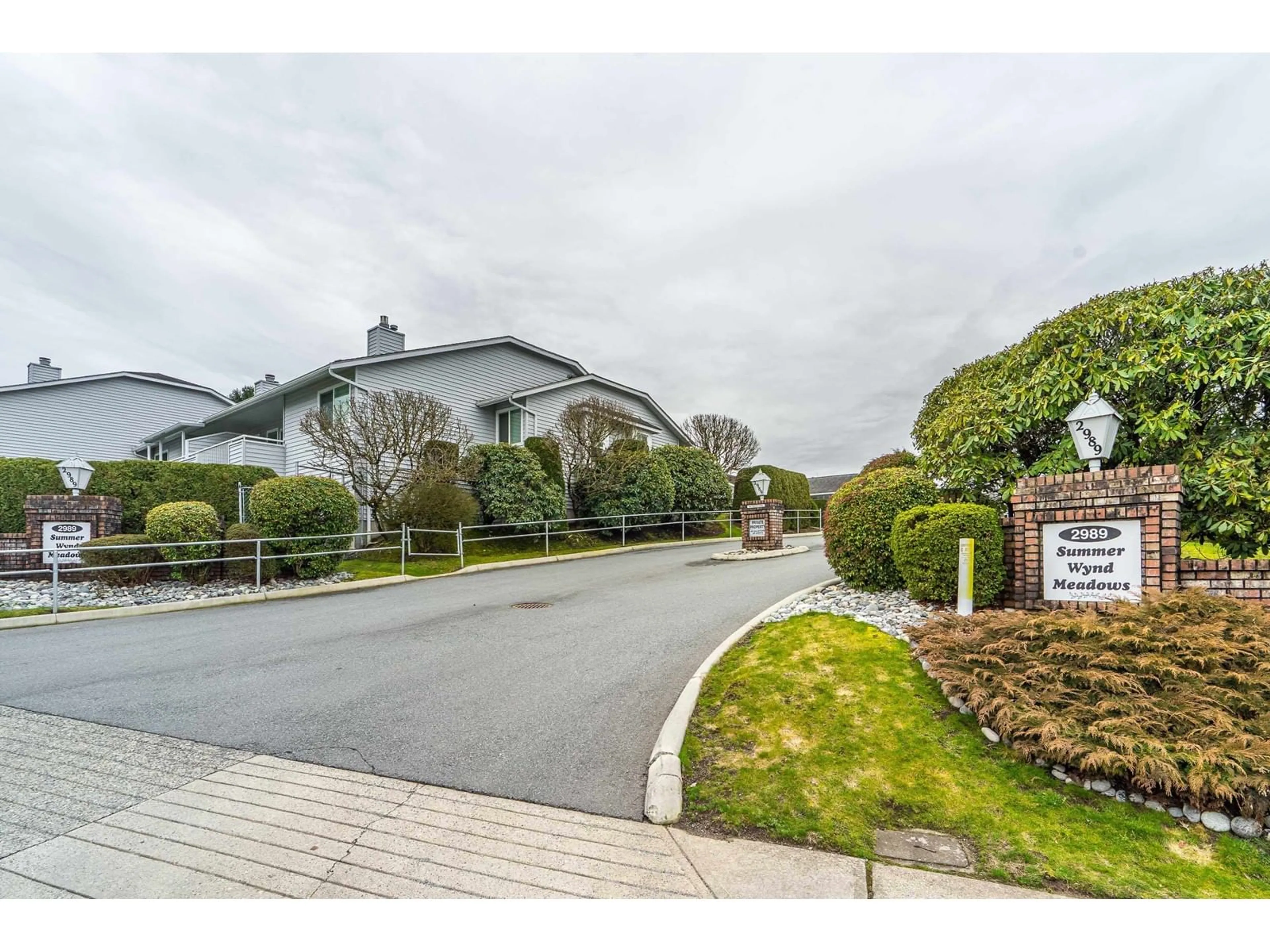 A pic from outside/outdoor area/front of a property/back of a property/a pic from drone, unknown for 4 - 2989 TRAFALGAR, Abbotsford British Columbia V2S7X9