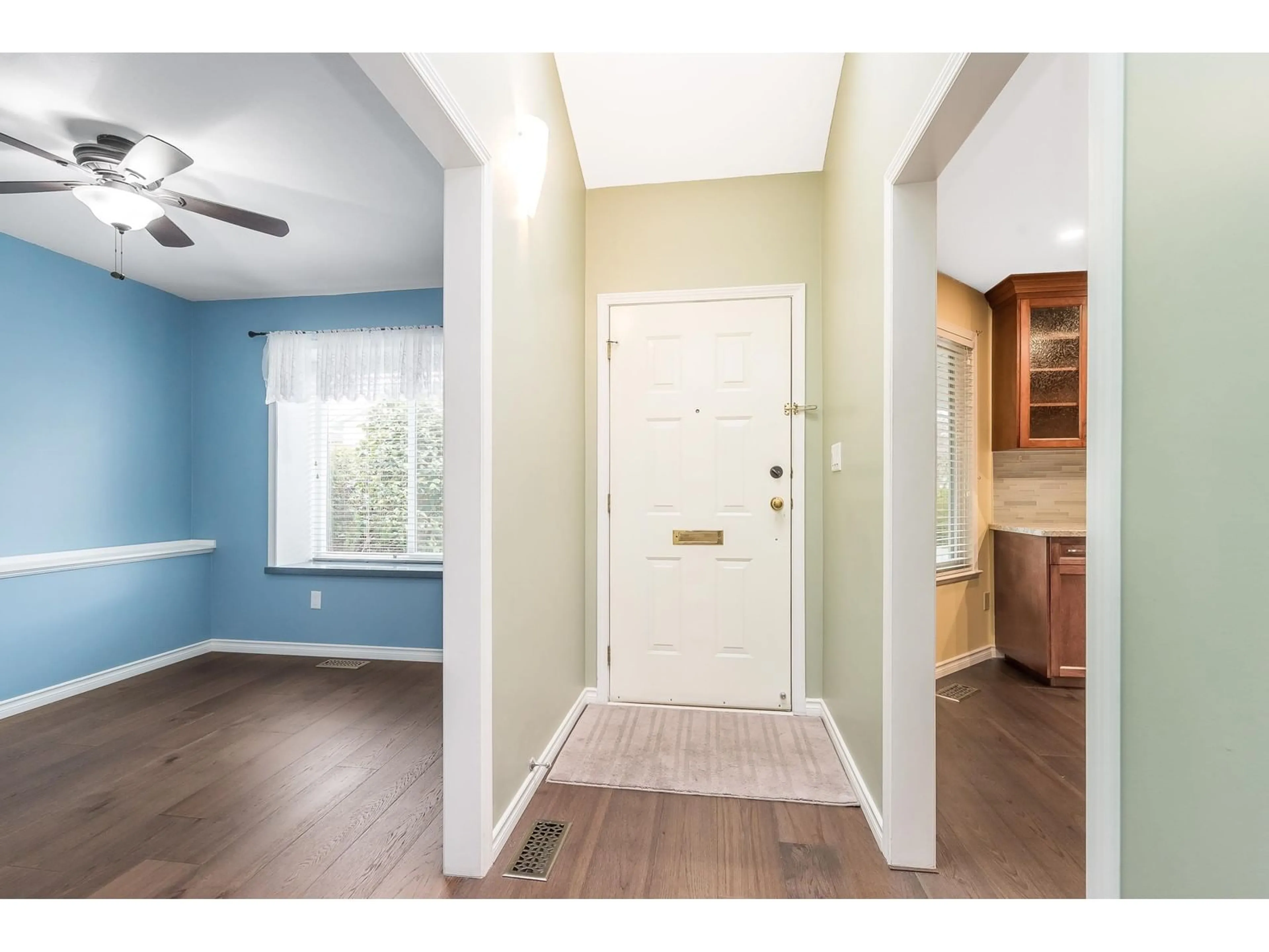 Indoor entryway for 4 - 2989 TRAFALGAR, Abbotsford British Columbia V2S7X9