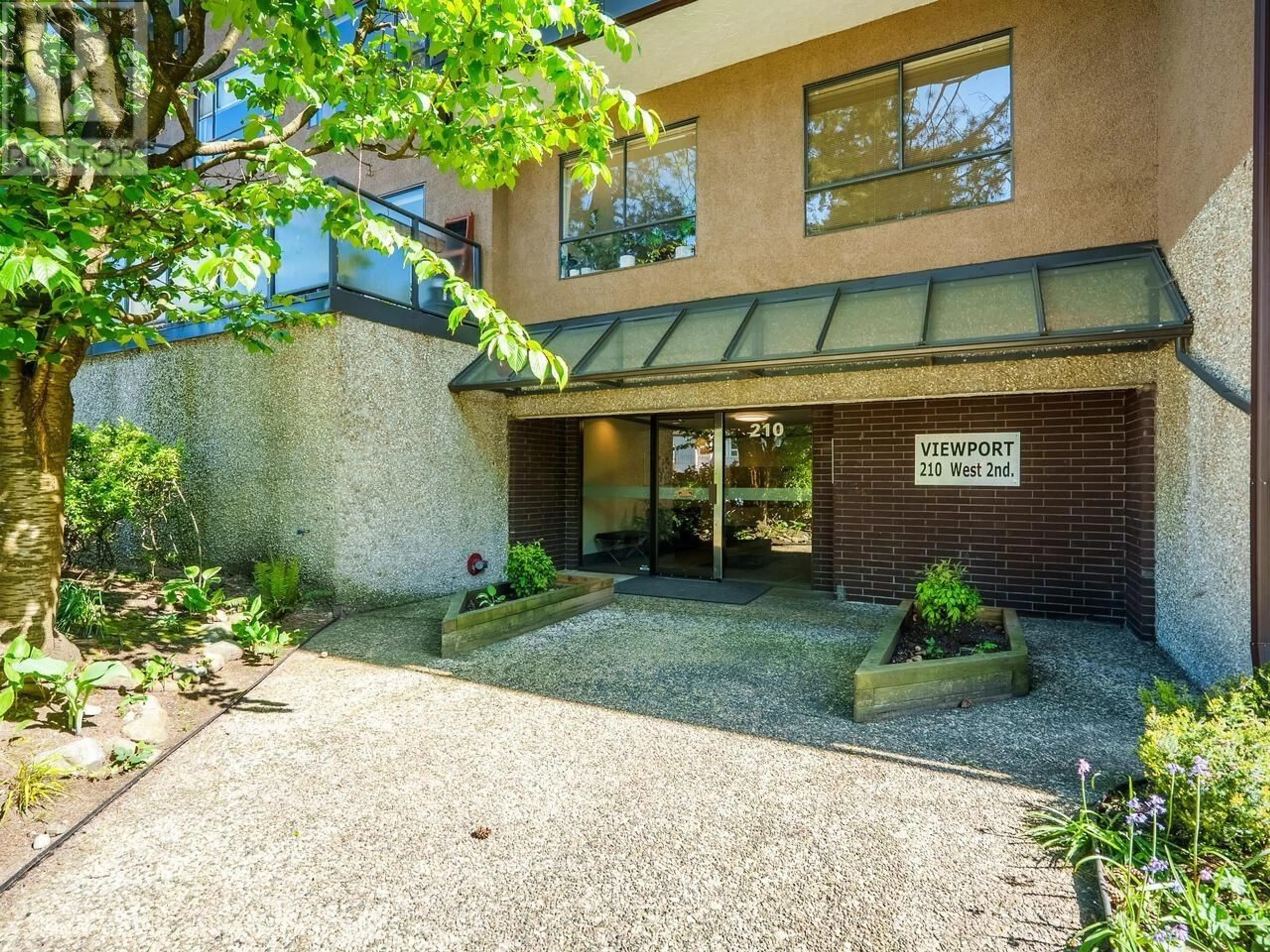 Indoor foyer for 222 - 210 2ND STREET, North Vancouver British Columbia V7M1C6